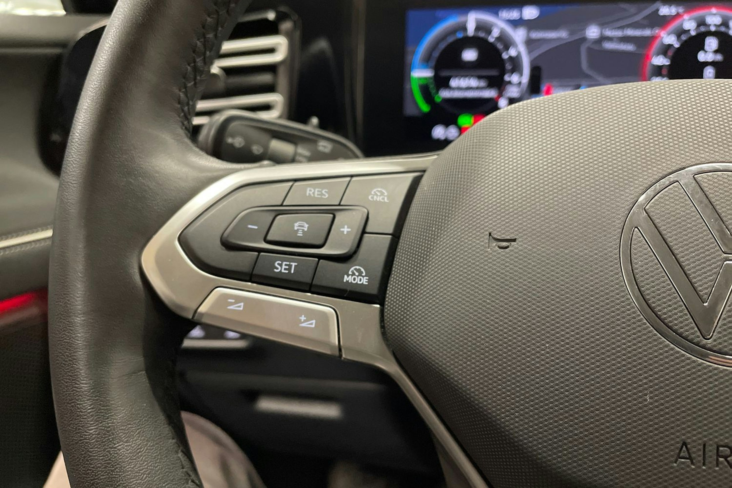 sininen Volkswagen Tiguan 2024 kuva 25.