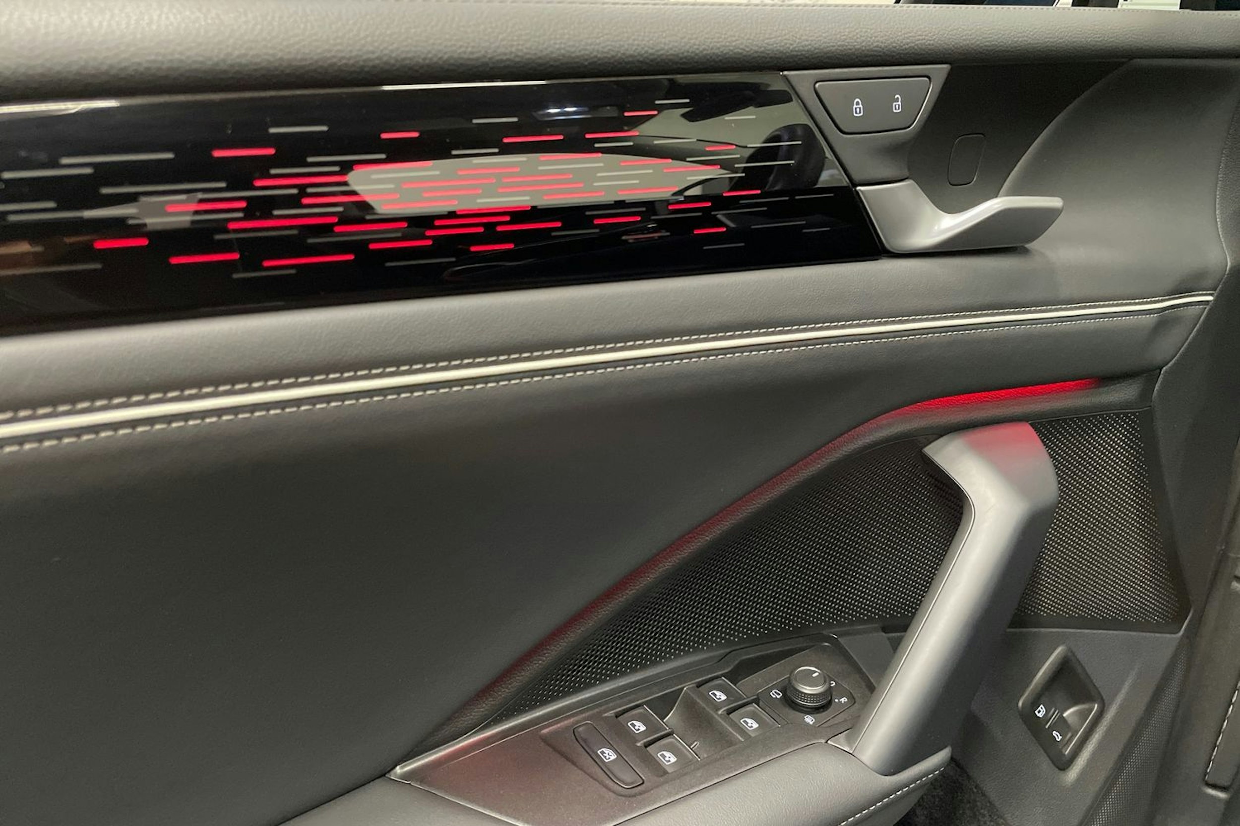 sininen Volkswagen Tiguan 2024 kuva 28.