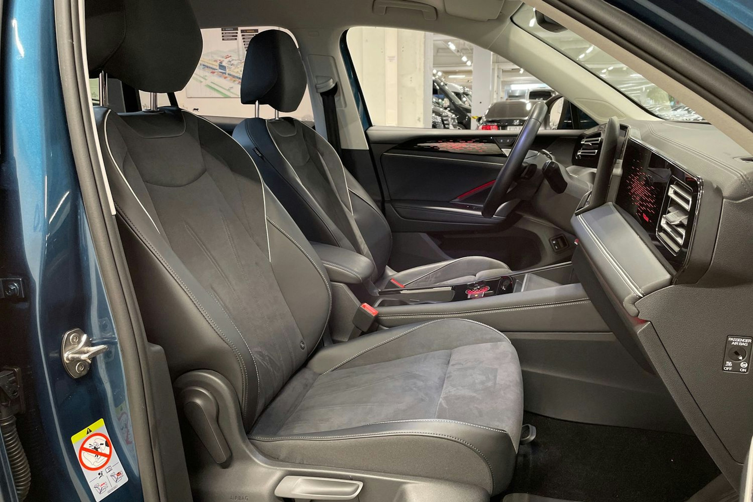 sininen Volkswagen Tiguan 2024 kuva 30.