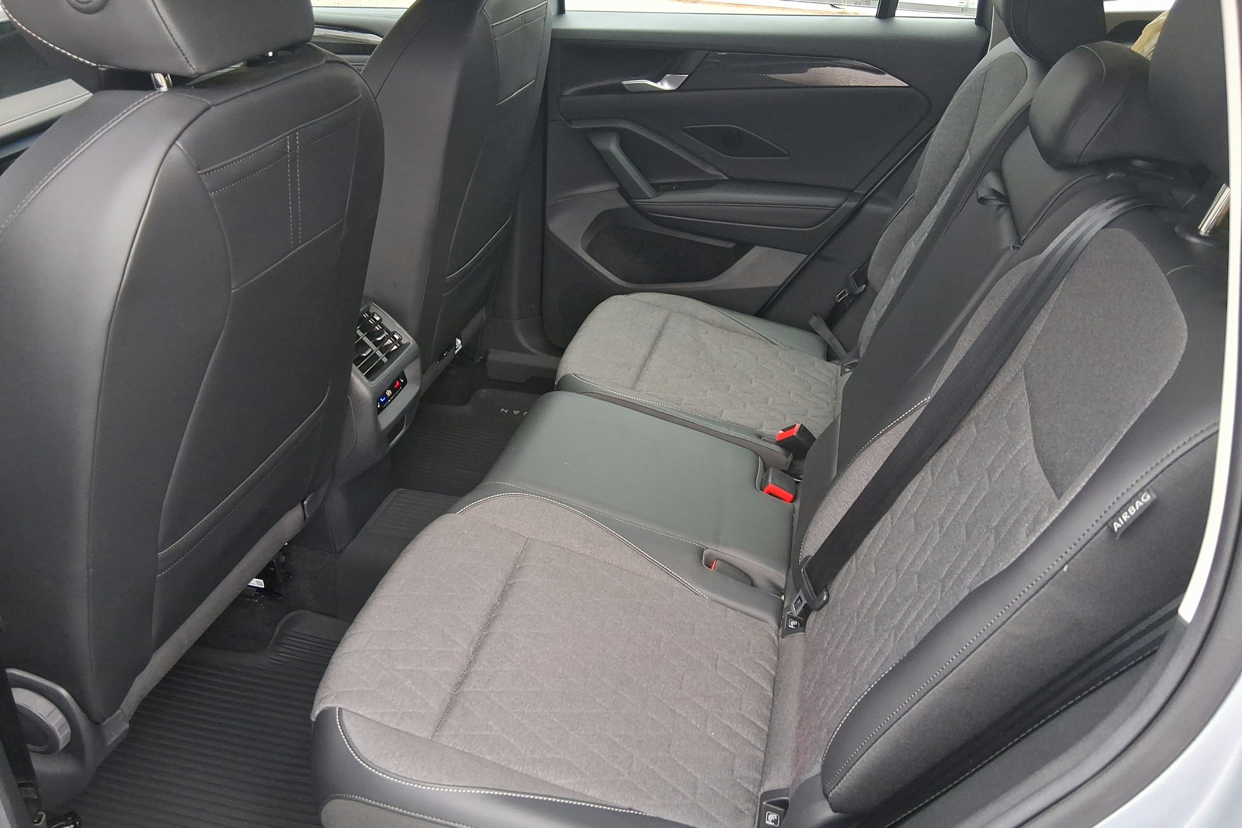 harmaa Volkswagen Tiguan 2024 kuva 8.