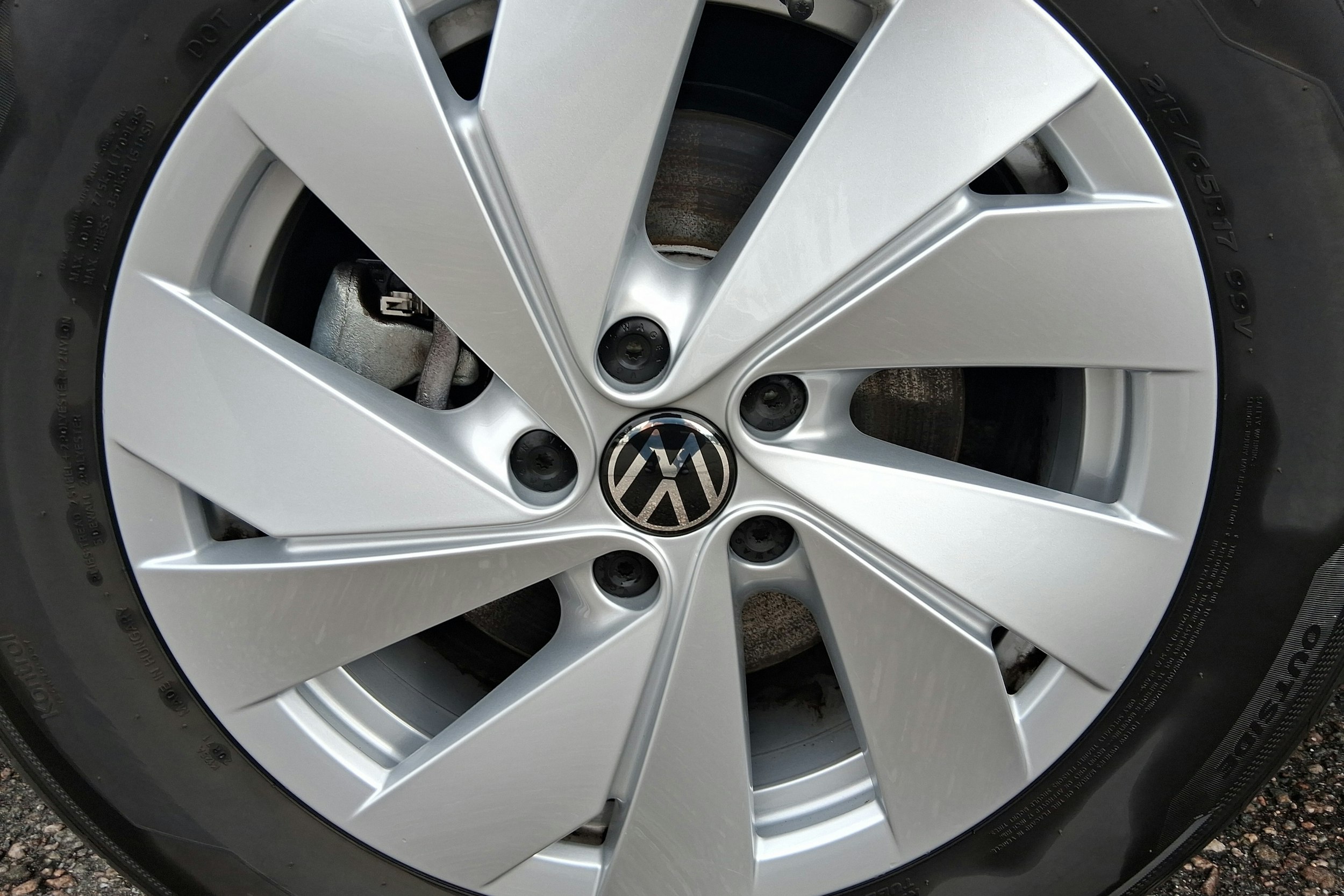 harmaa Volkswagen Tiguan 2024 kuva 9.