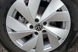 harmaa Volkswagen Tiguan 2024 kuva 9.
