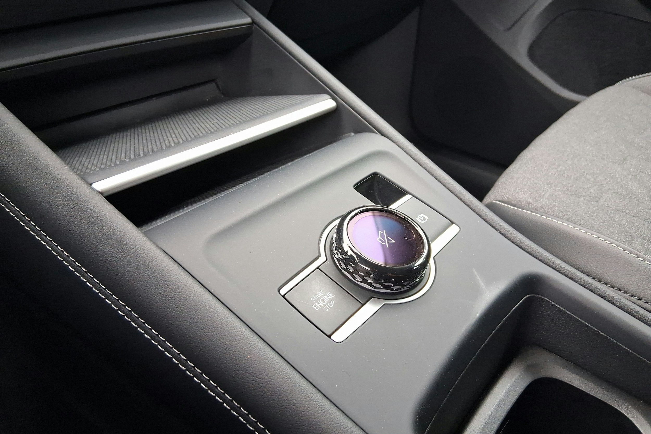 harmaa Volkswagen Tiguan 2024 kuva 12.