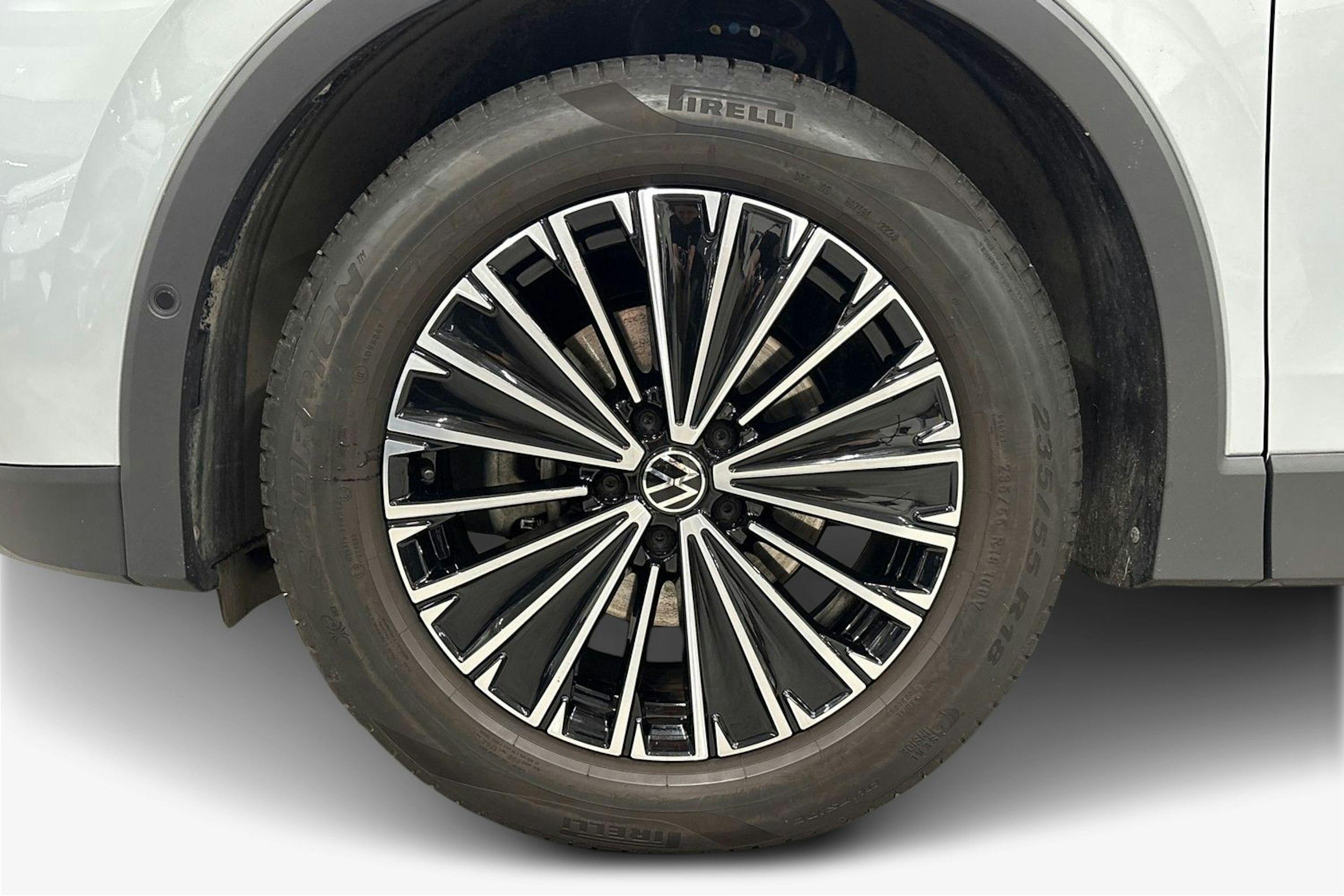 harmaa Volkswagen Tiguan 2024 kuva 9.