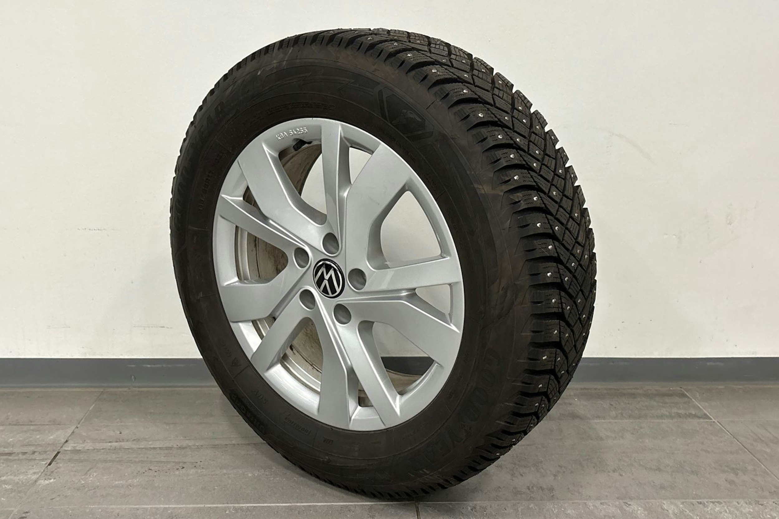 harmaa Volkswagen Tiguan 2024 kuva 11.