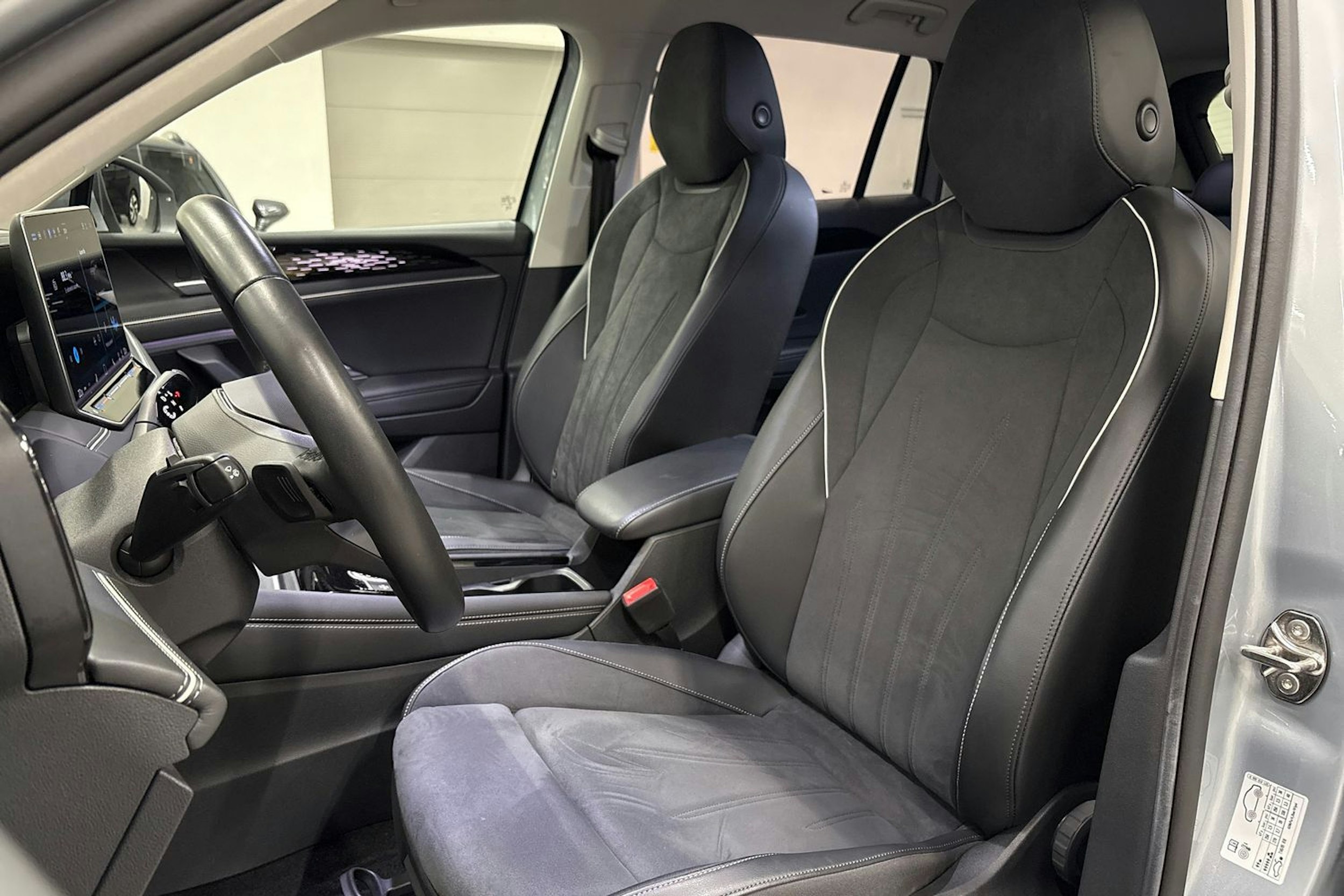 harmaa Volkswagen Tiguan 2024 kuva 12.