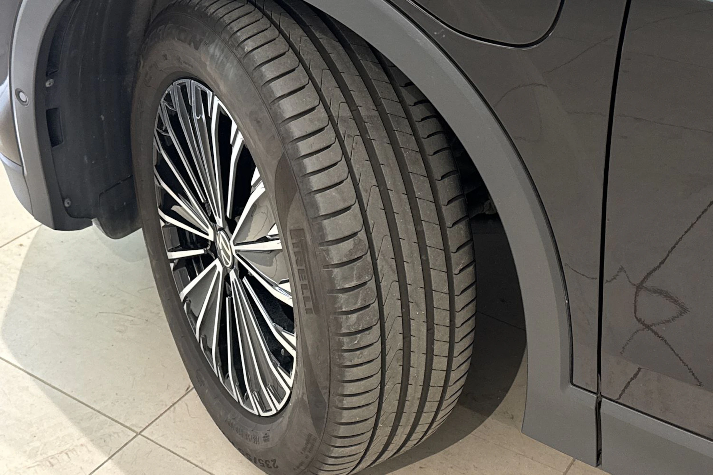 musta Volkswagen Tiguan 2024 kuva 13.