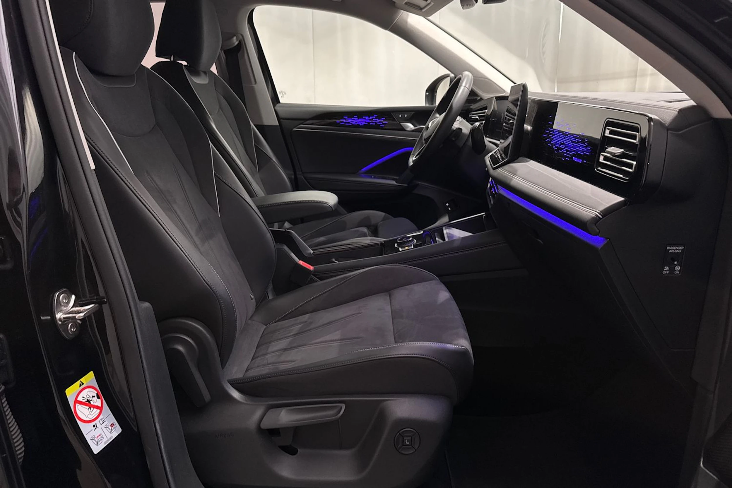 musta Volkswagen Tiguan 2024 kuva 20.