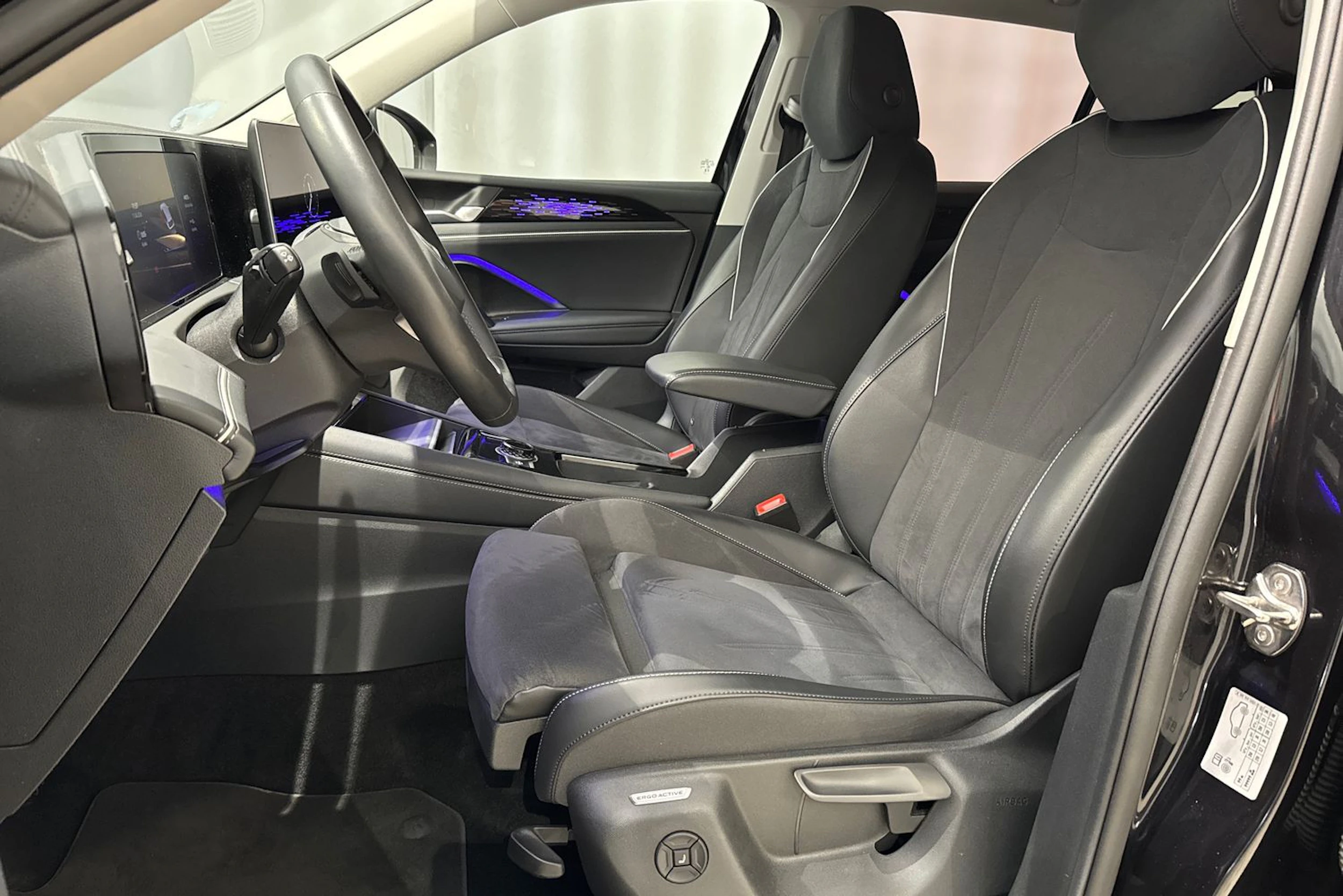 musta Volkswagen Tiguan 2024 kuva 22.