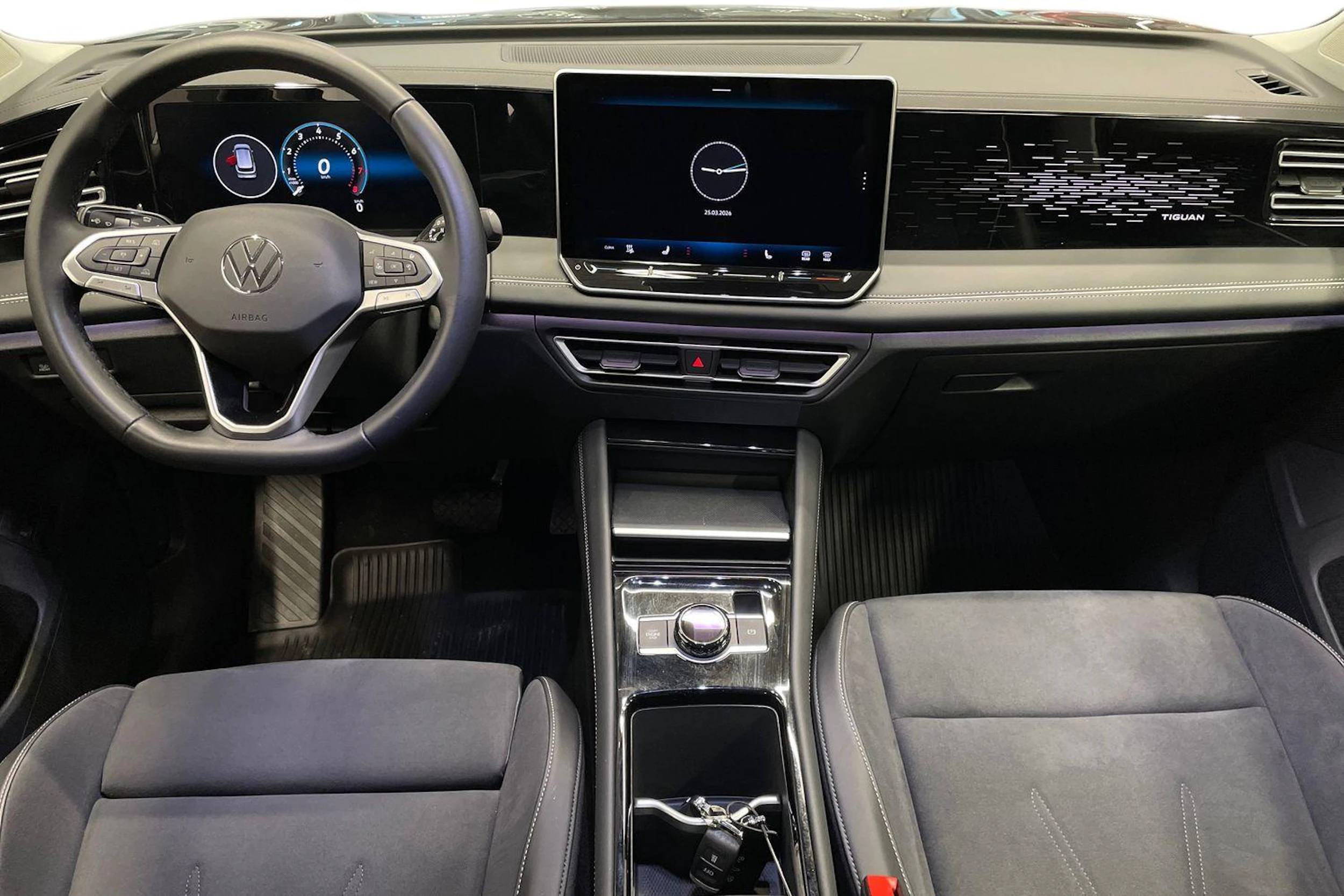 Harmaa Volkswagen Tiguan 2024 kuva 7.