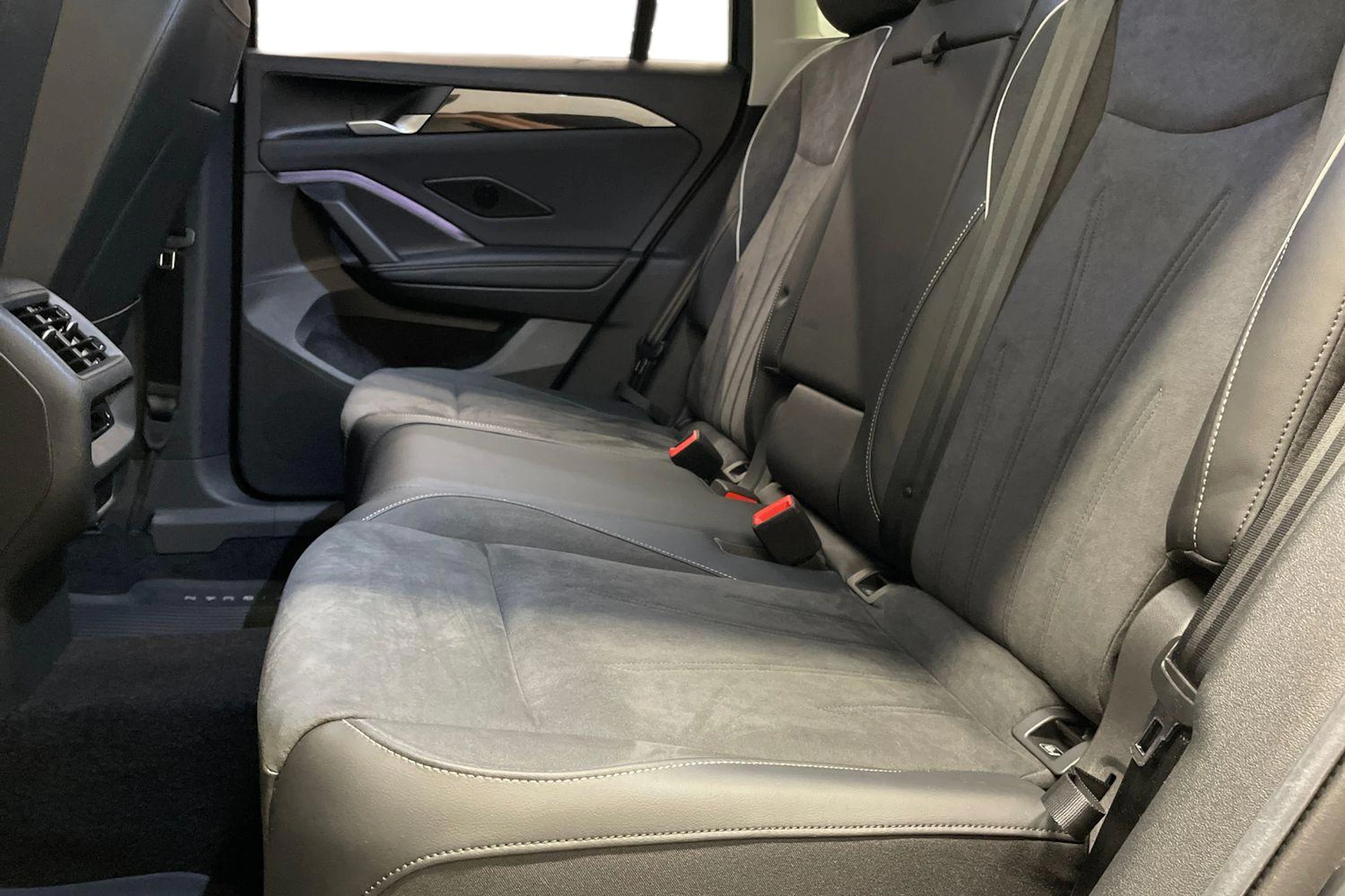 Harmaa Volkswagen Tiguan 2024 kuva 8.