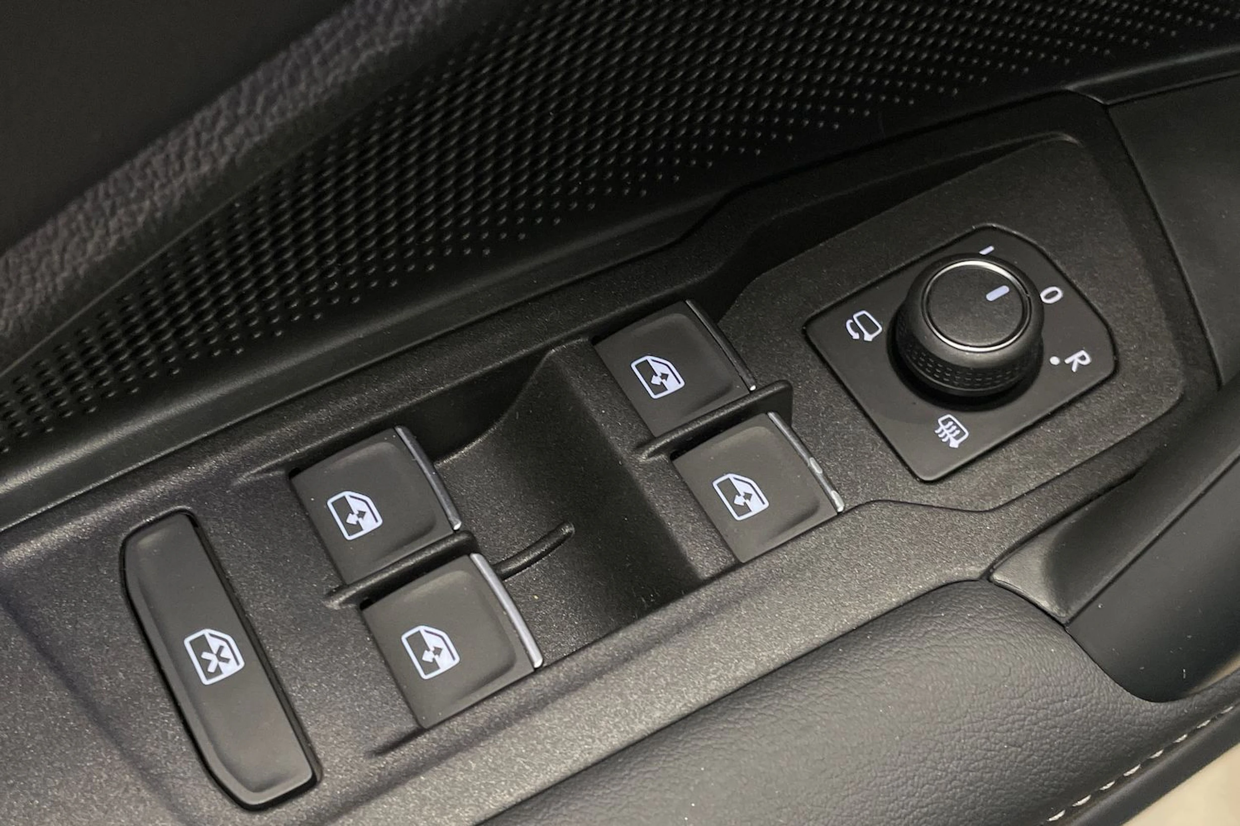 Harmaa Volkswagen Tiguan 2024 kuva 11.