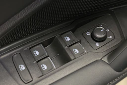 Harmaa Volkswagen Tiguan 2024 kuva 11.