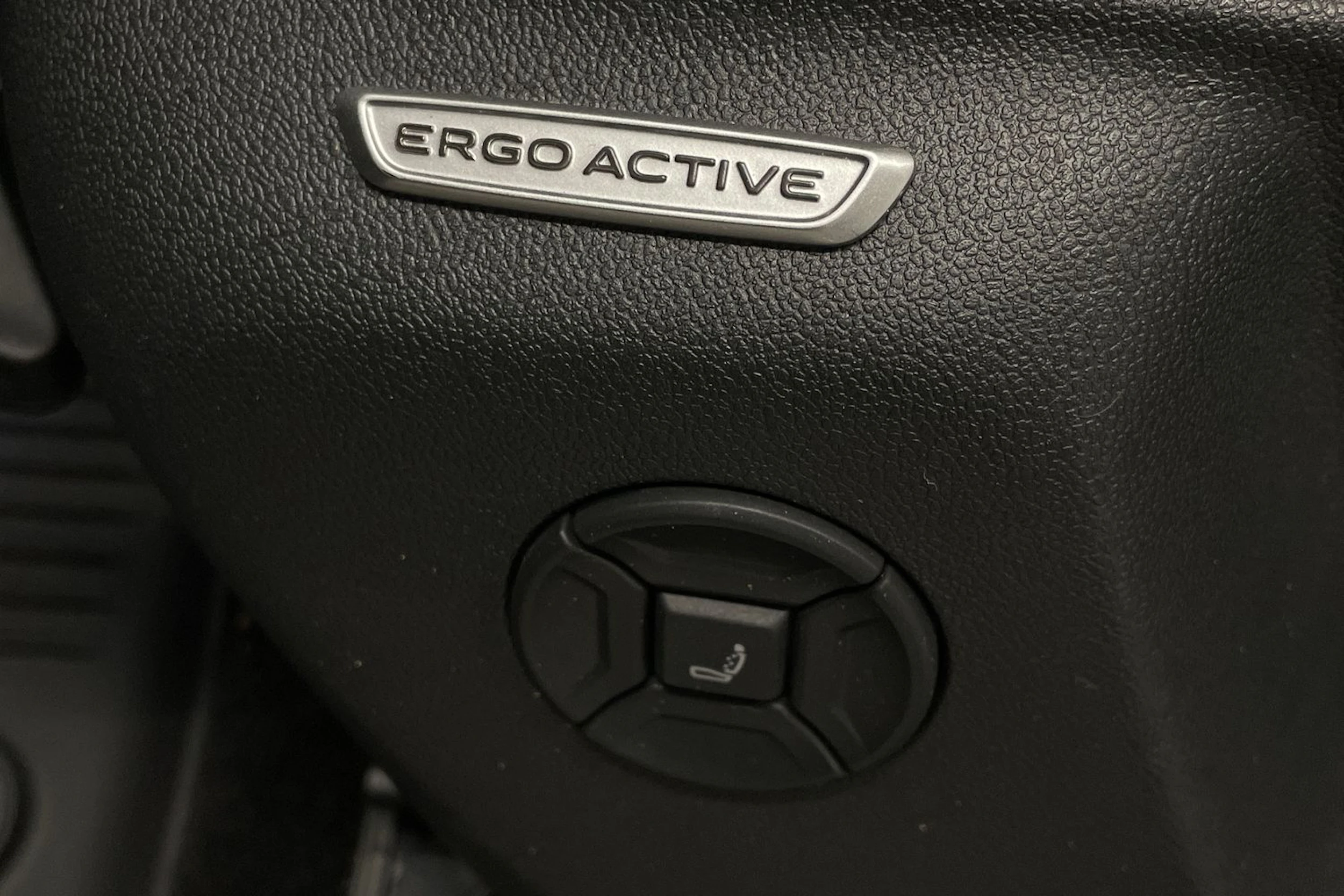 Harmaa Volkswagen Tiguan 2024 kuva 12.