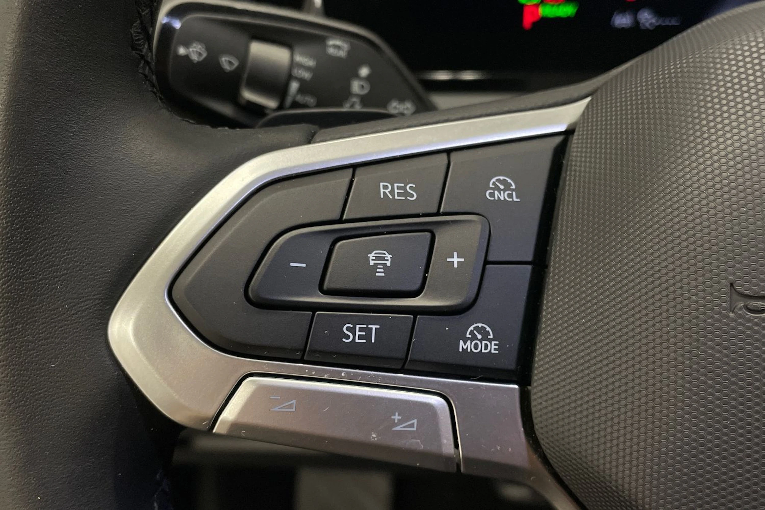 Harmaa Volkswagen Tiguan 2024 kuva 14.