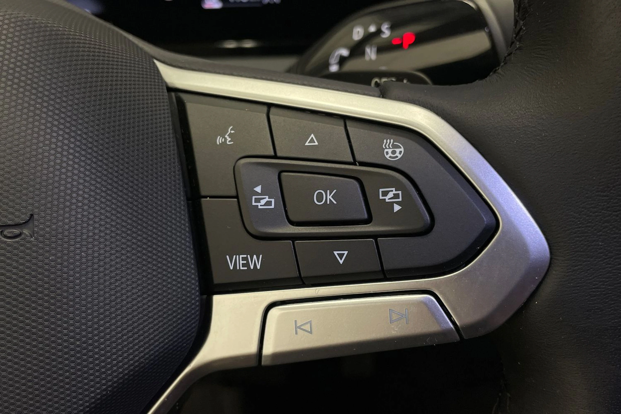 Harmaa Volkswagen Tiguan 2024 kuva 15.