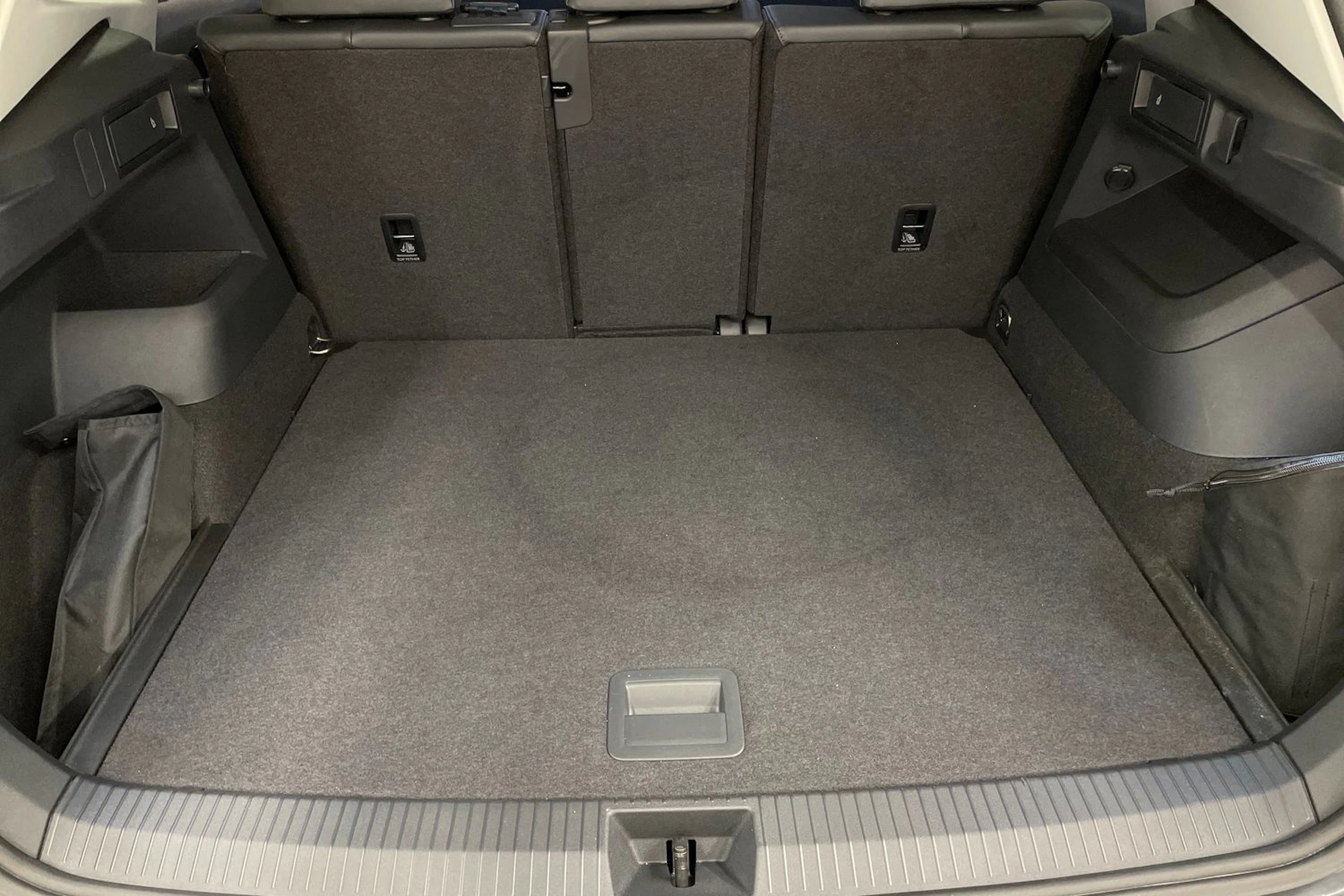 Harmaa Volkswagen Tiguan 2024 kuva 21.