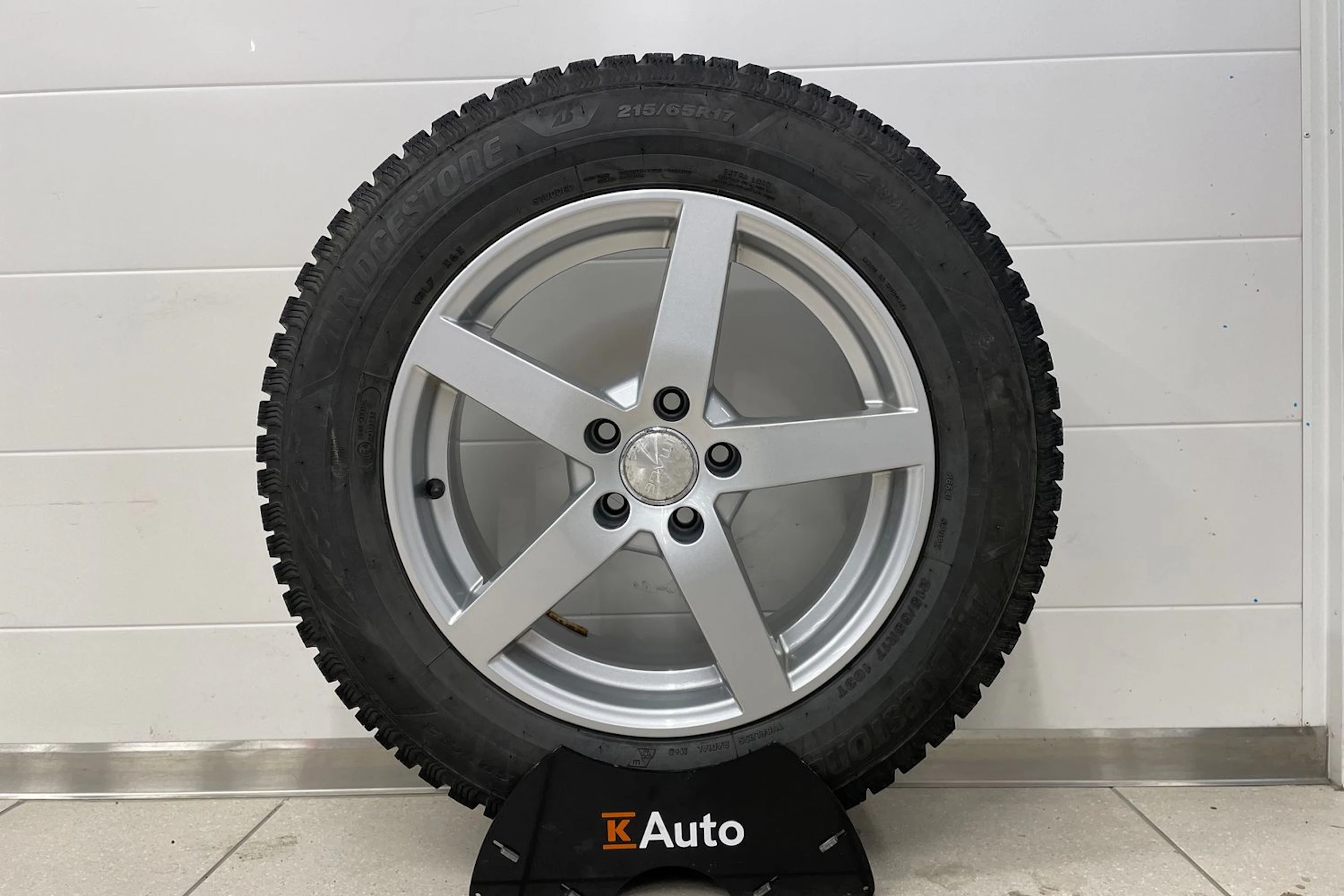 Harmaa Volkswagen Tiguan 2024 kuva 23.