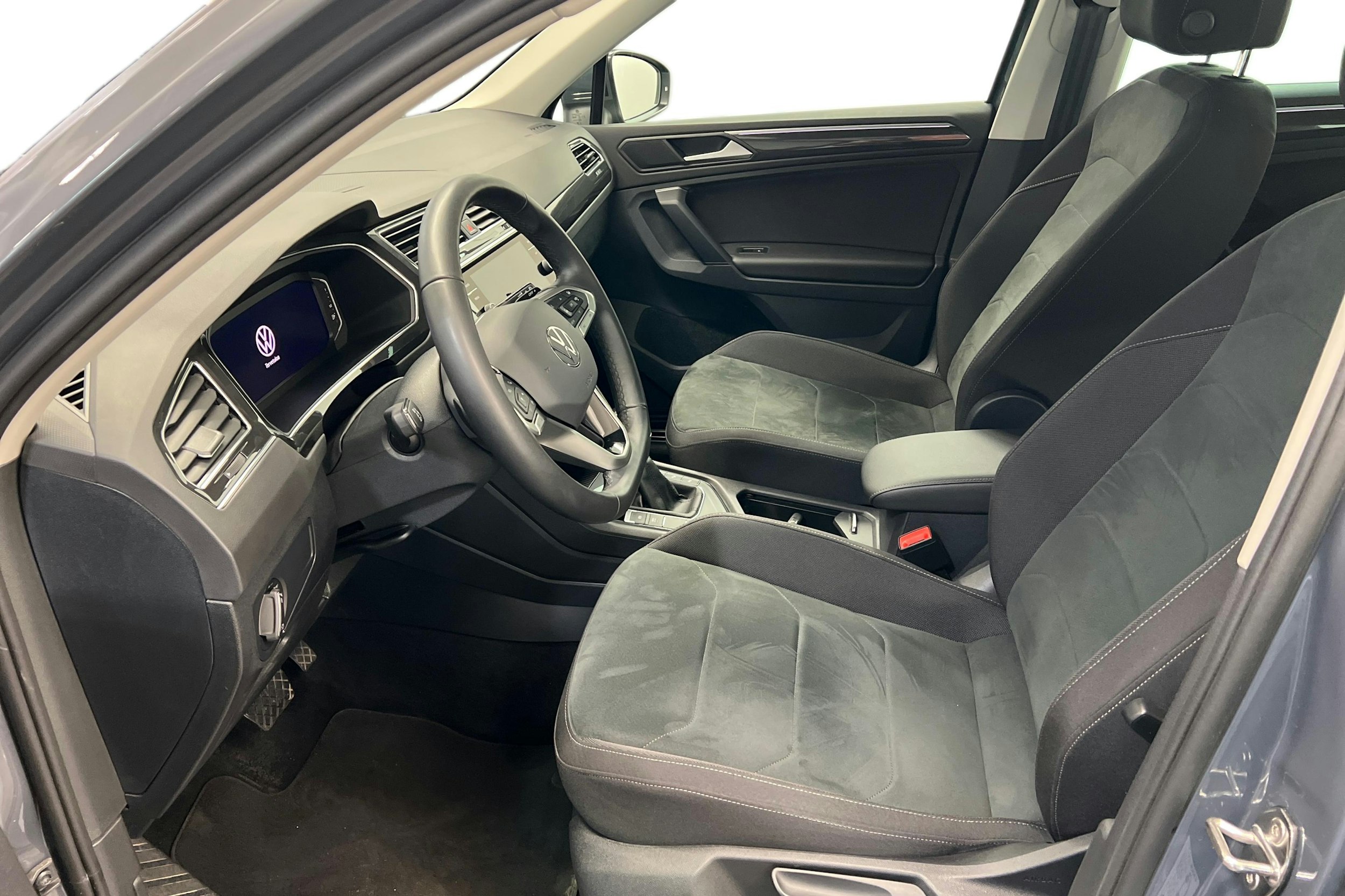 Harmaa Volkswagen Tiguan 2024 kuva 7.