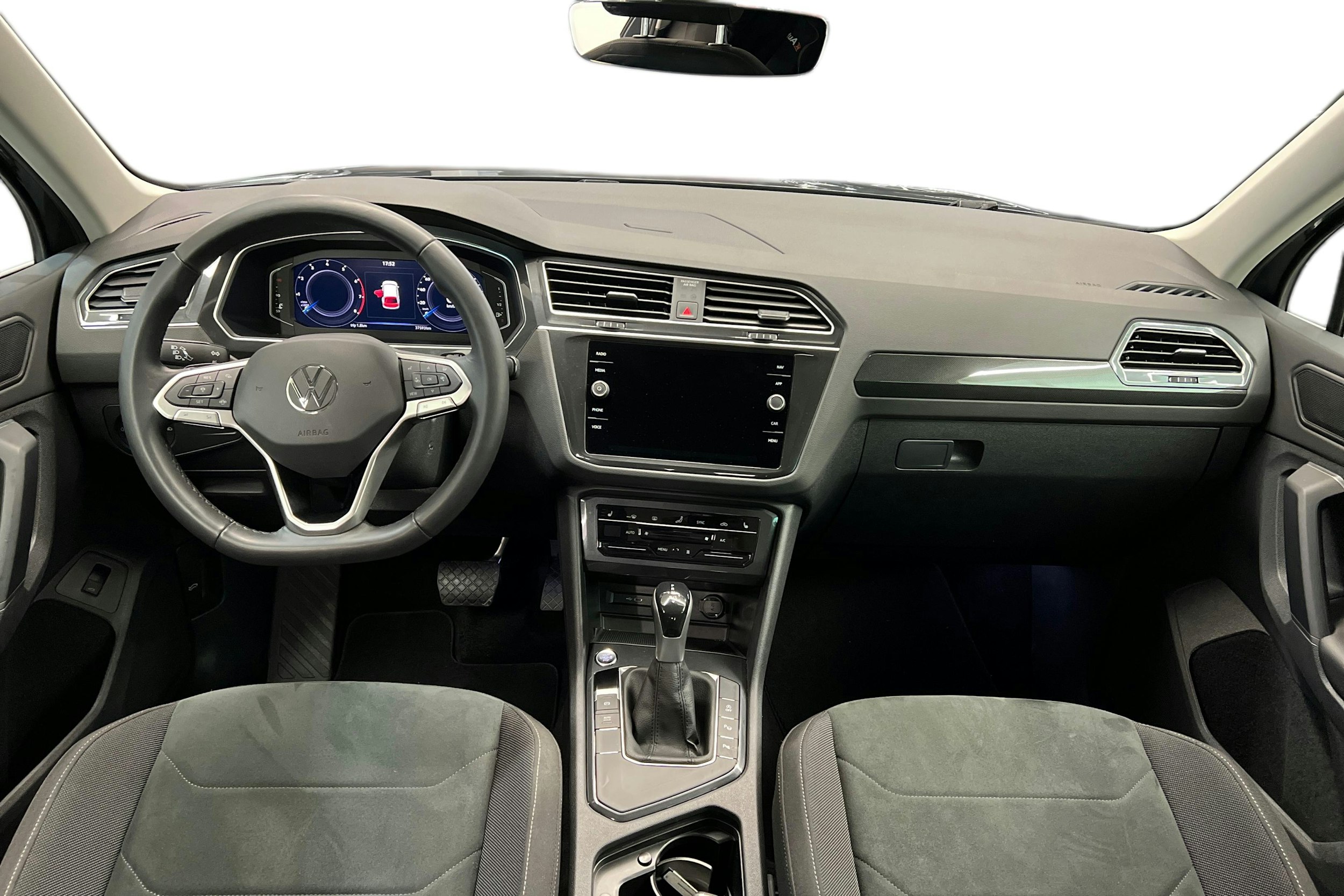 Harmaa Volkswagen Tiguan 2024 kuva 9.