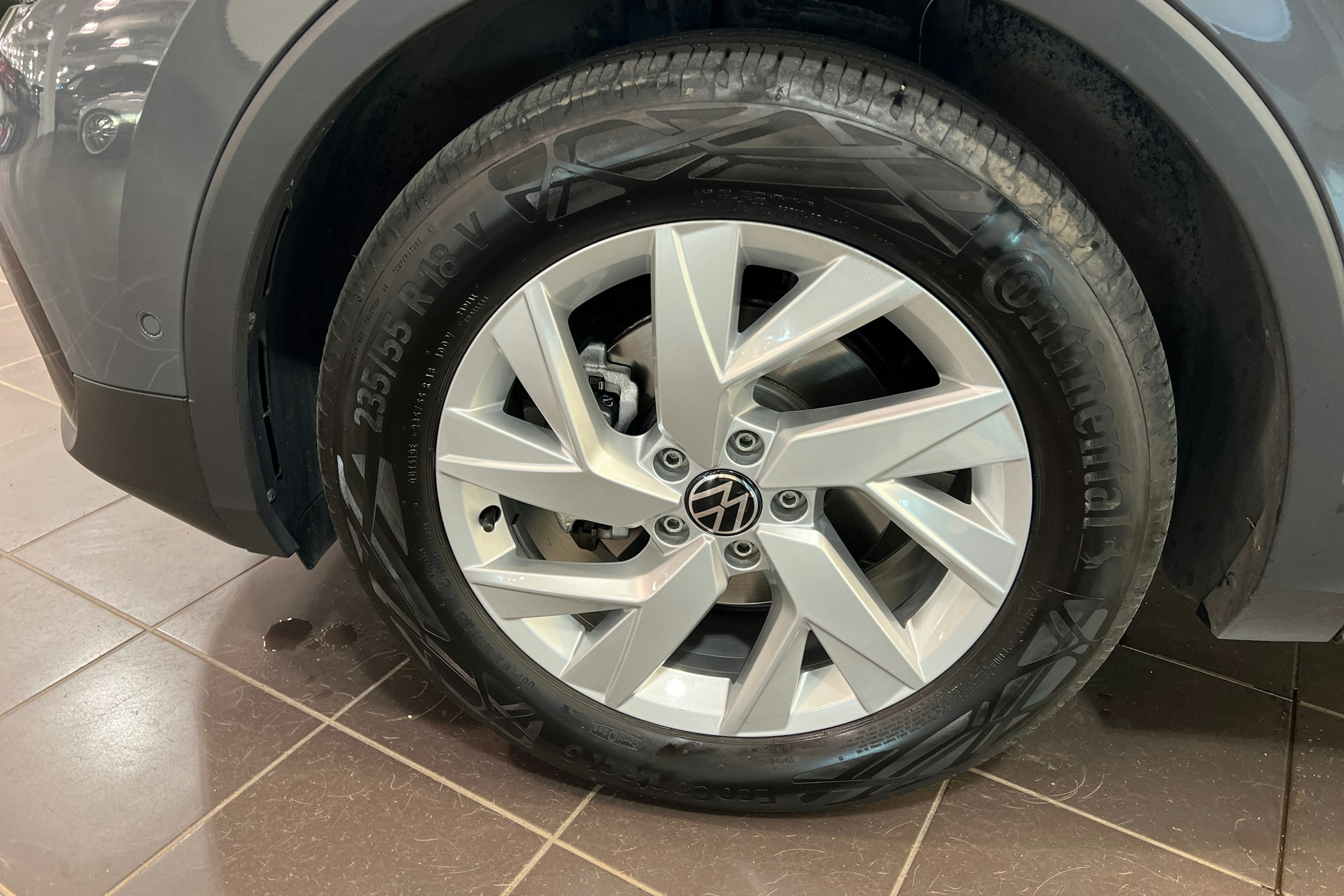 Harmaa Volkswagen Tiguan 2024 kuva 13.