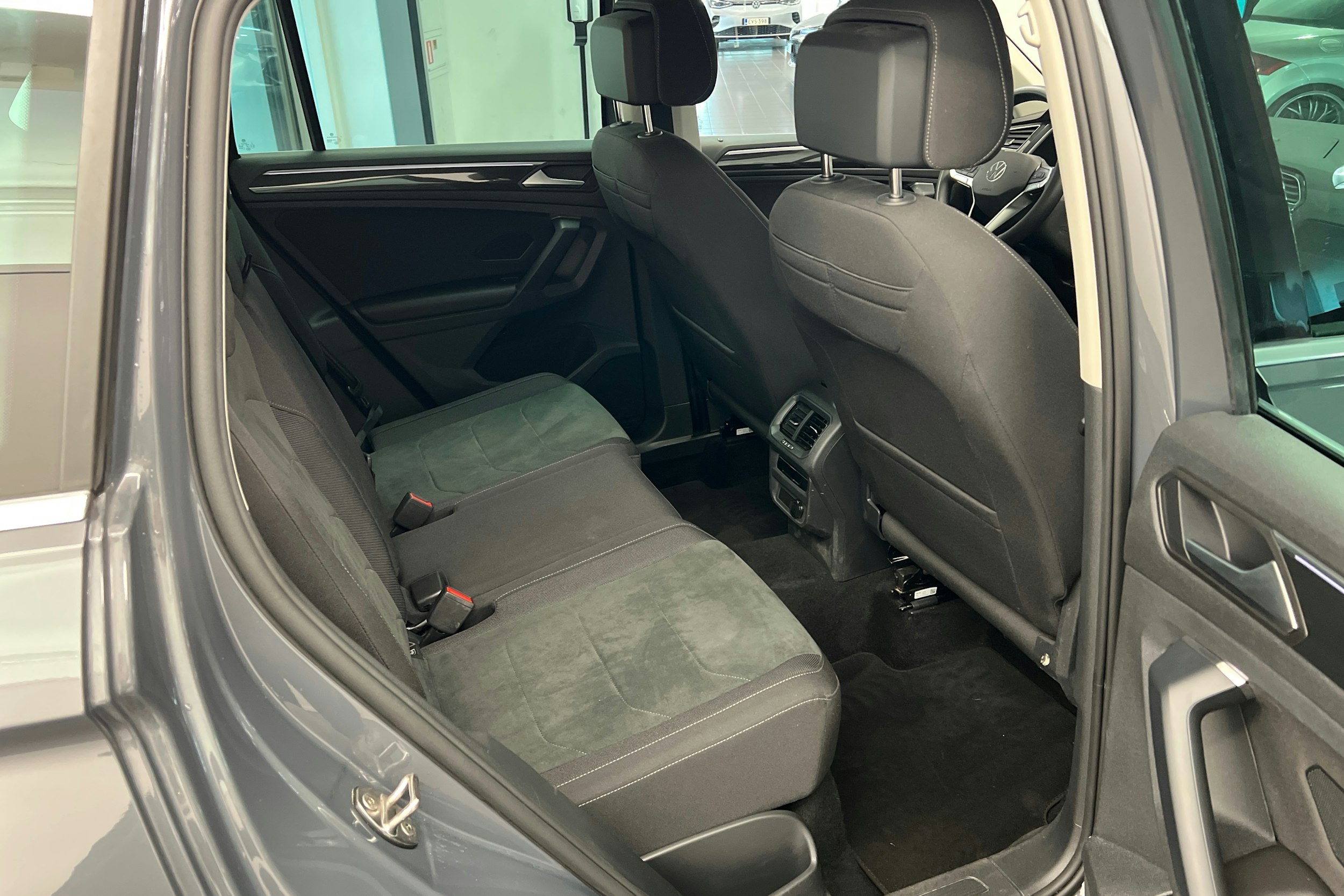 Harmaa Volkswagen Tiguan 2024 kuva 15.