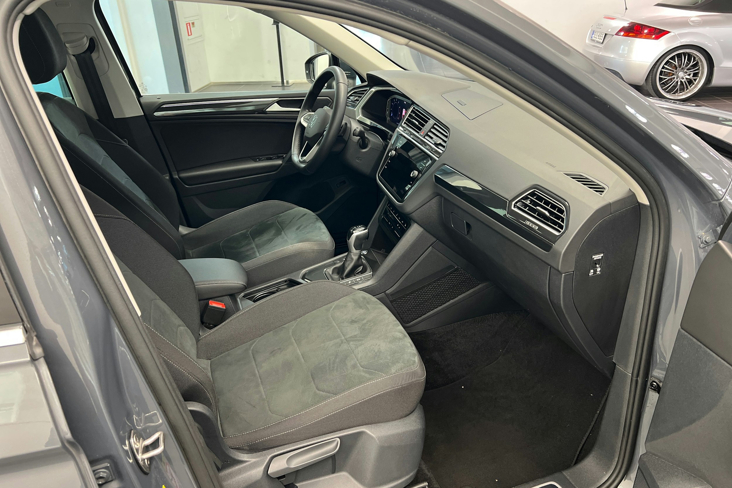 Harmaa Volkswagen Tiguan 2024 kuva 16.