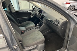 Harmaa Volkswagen Tiguan 2024 kuva 16.