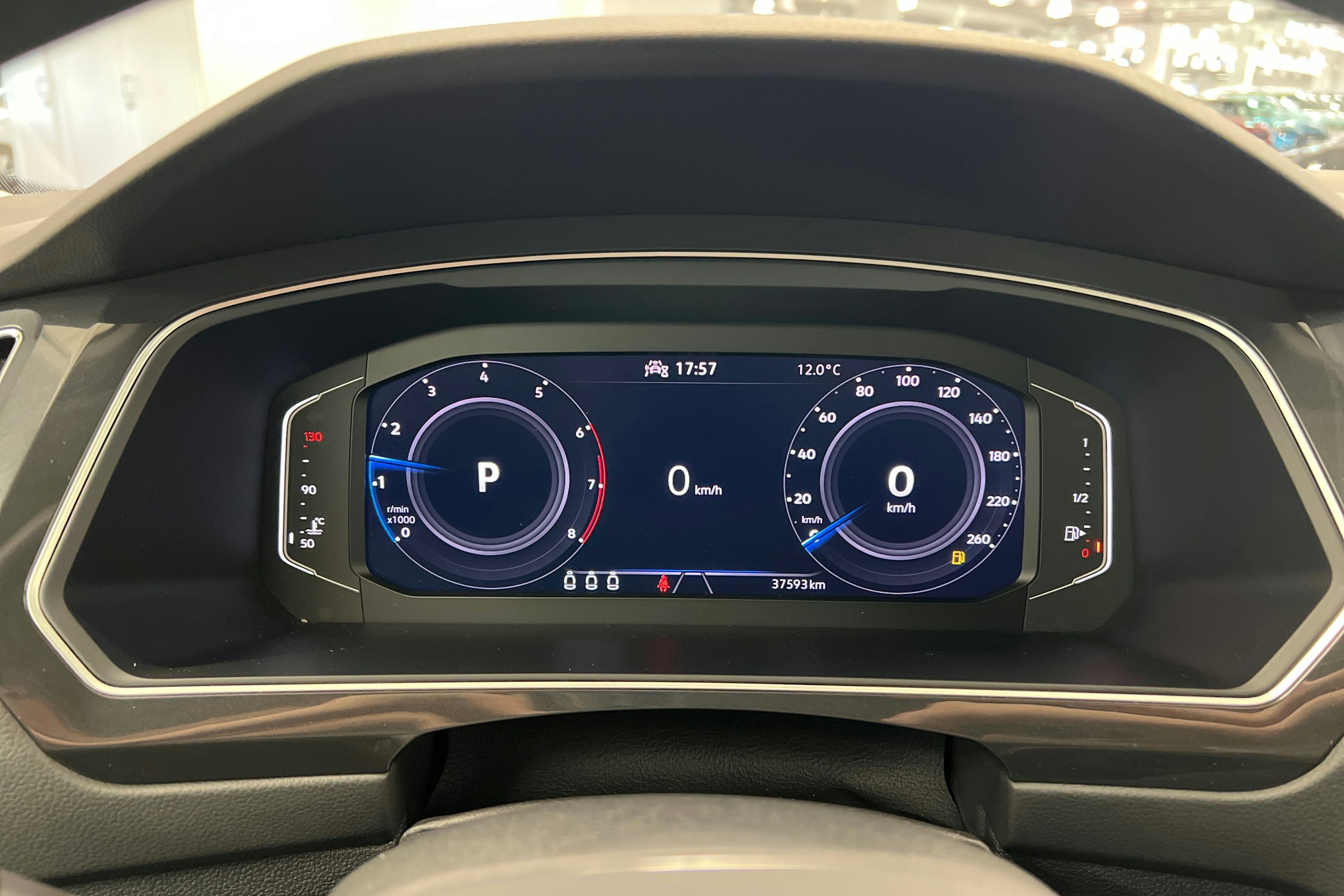 Harmaa Volkswagen Tiguan 2024 kuva 17.