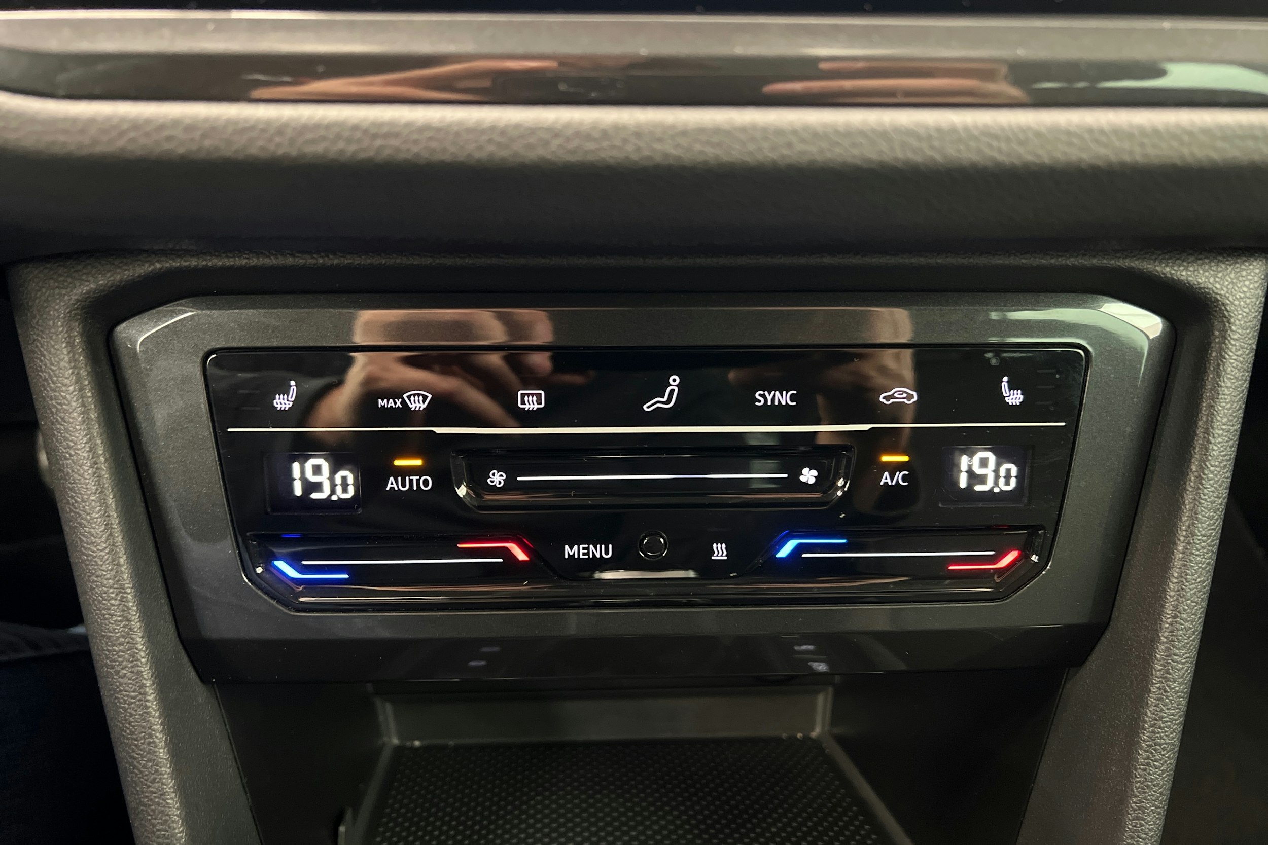 Harmaa Volkswagen Tiguan 2024 kuva 19.