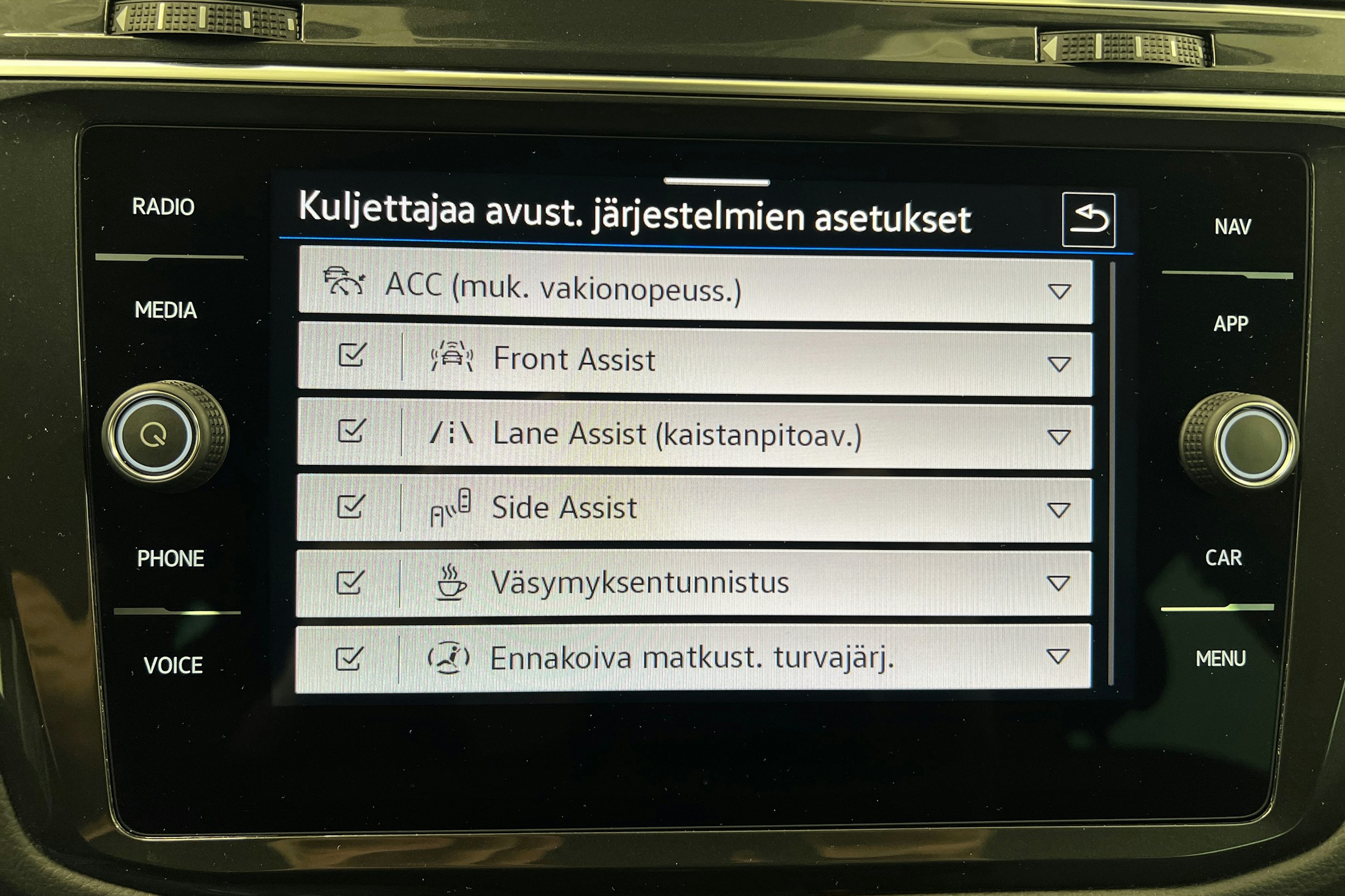 Harmaa Volkswagen Tiguan 2024 kuva 20.