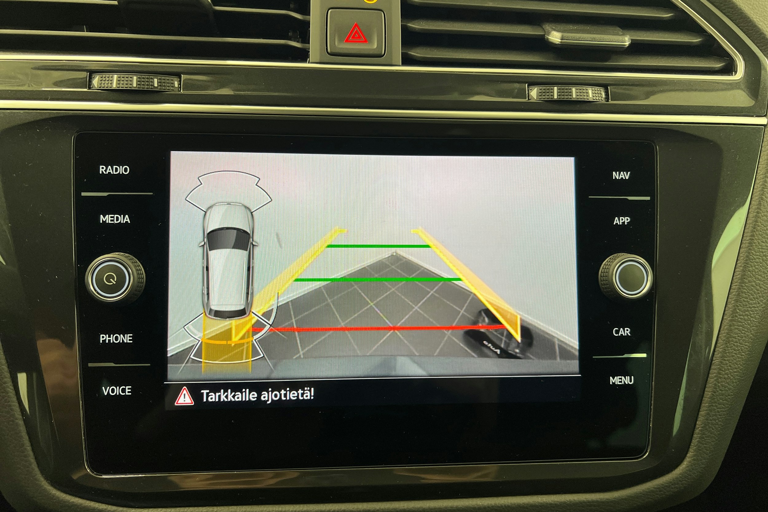 Harmaa Volkswagen Tiguan 2024 kuva 21.