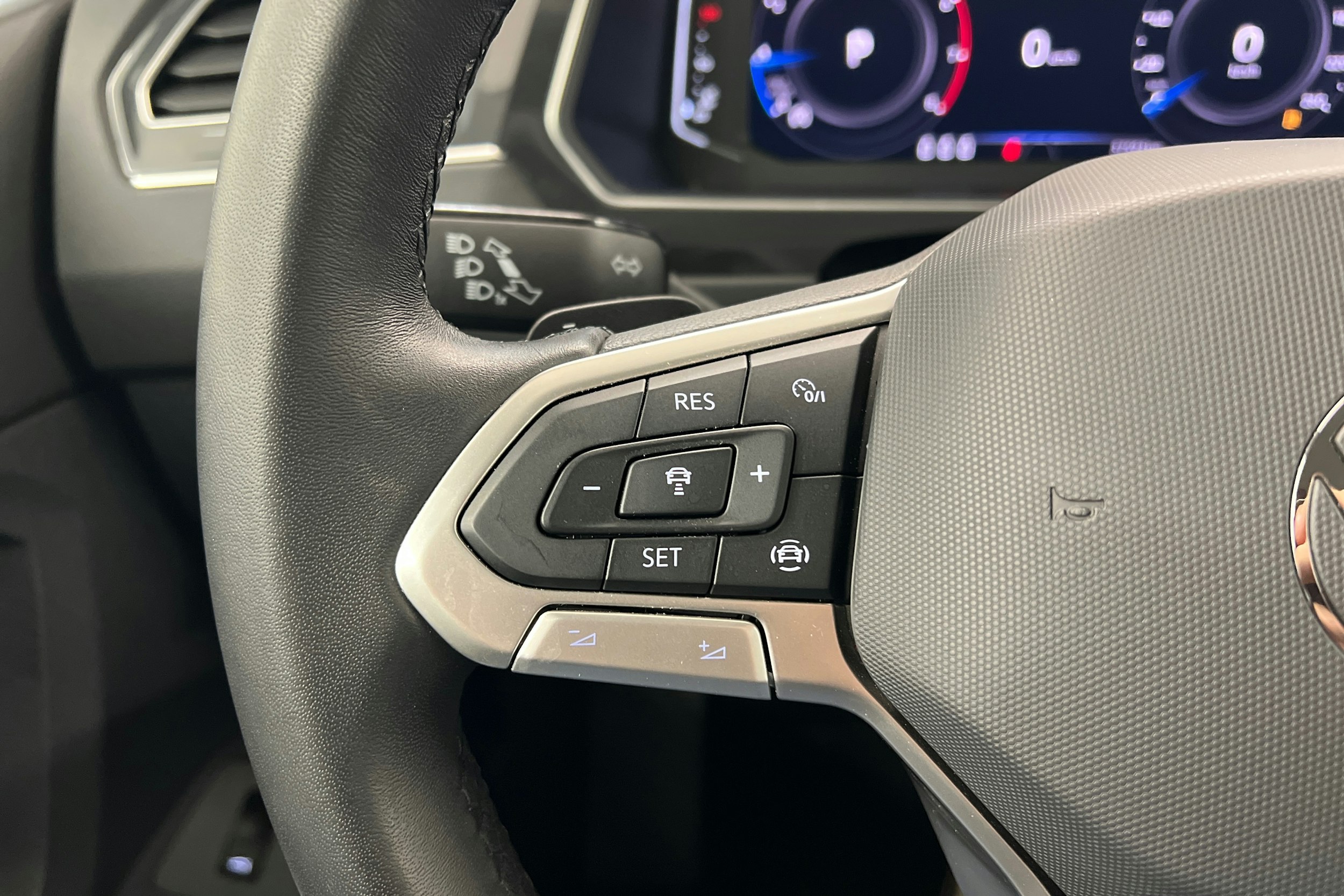 Harmaa Volkswagen Tiguan 2024 kuva 23.