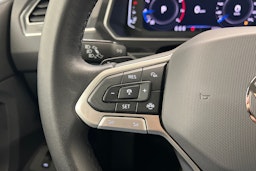 Harmaa Volkswagen Tiguan 2024 kuva 23.