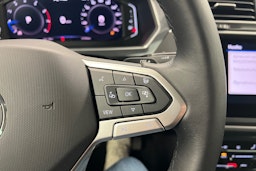 Harmaa Volkswagen Tiguan 2024 kuva 24.