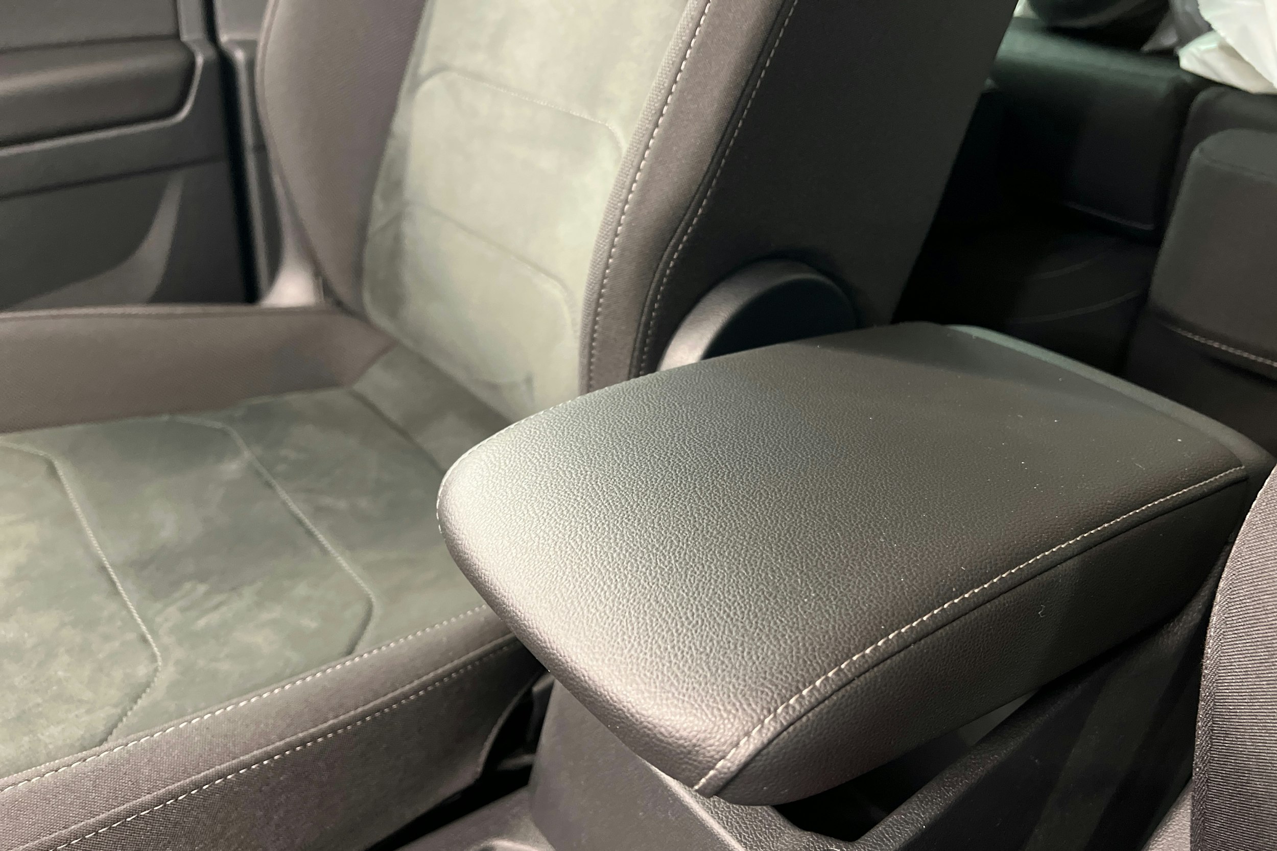 Harmaa Volkswagen Tiguan 2024 kuva 25.