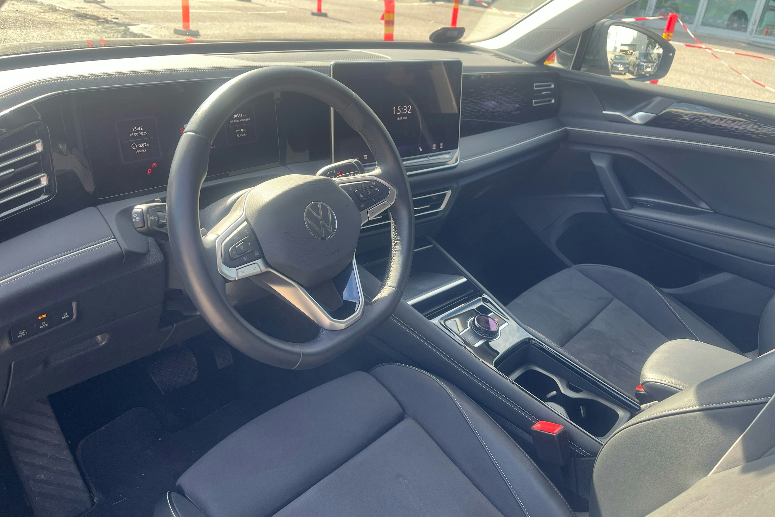 oranssi Volkswagen Tiguan 2024 kuva 6.