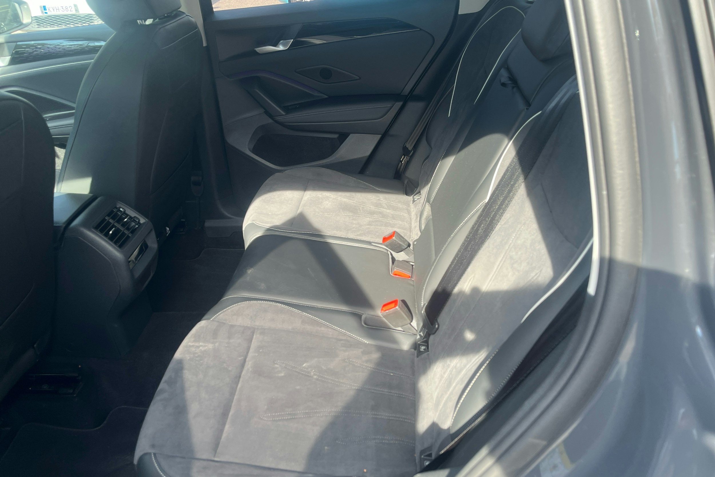 oranssi Volkswagen Tiguan 2024 kuva 8.
