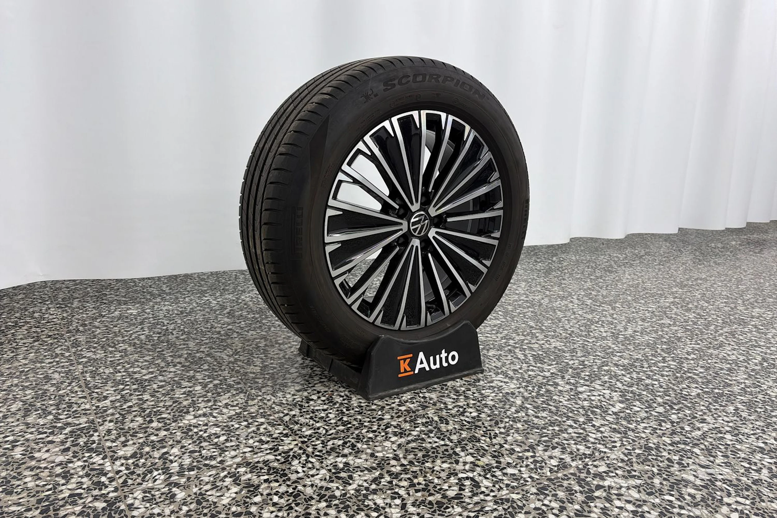 harmaa Volkswagen Tiguan 2024 kuva 13.