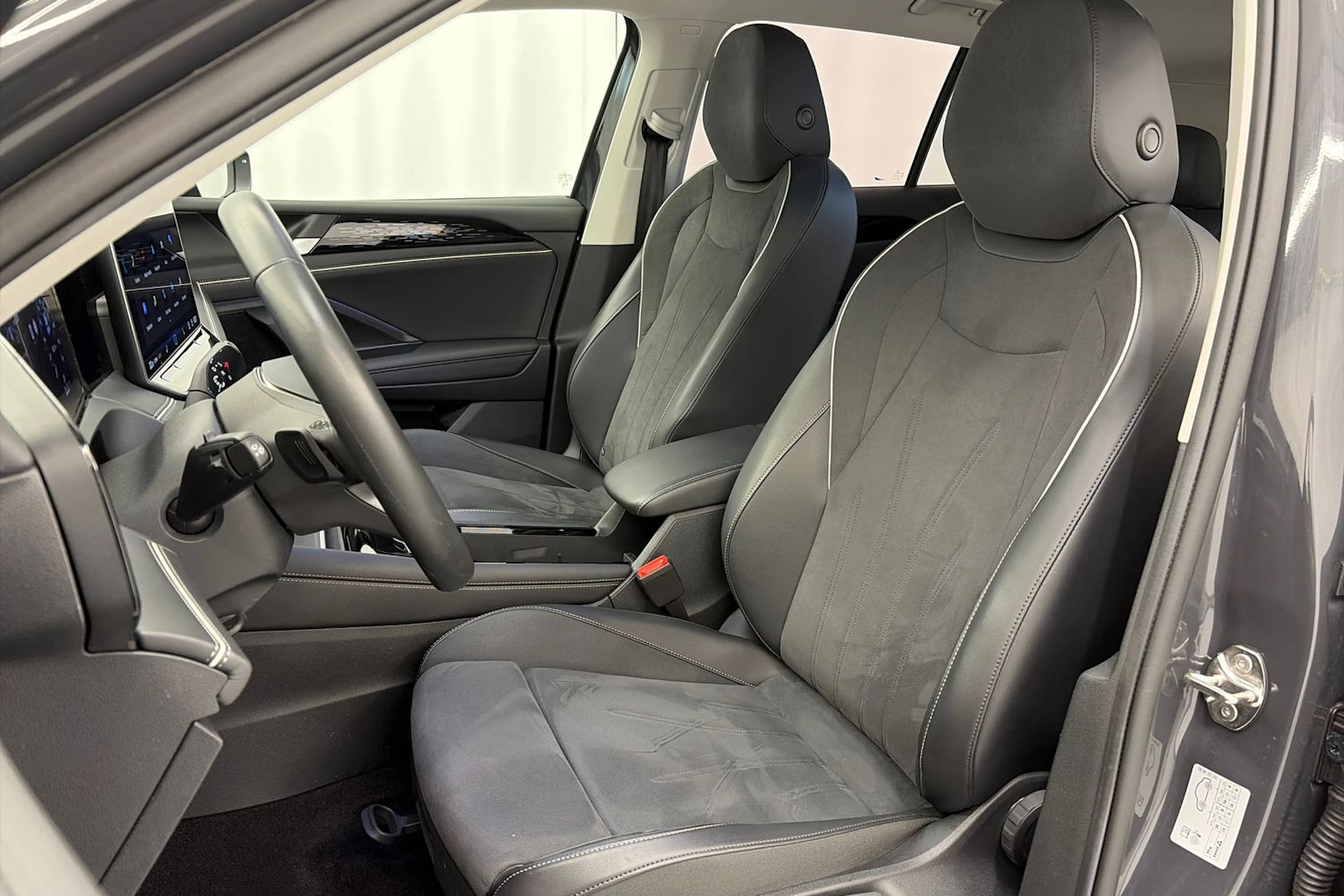 harmaa Volkswagen Tiguan 2024 kuva 17.