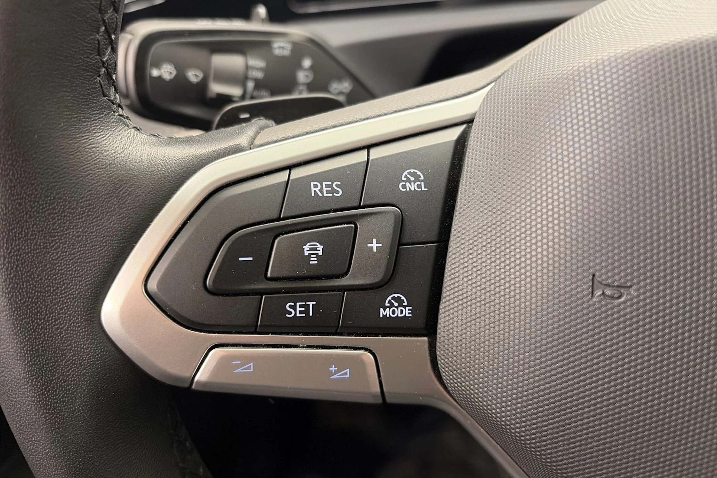 harmaa Volkswagen Tiguan 2024 kuva 20.