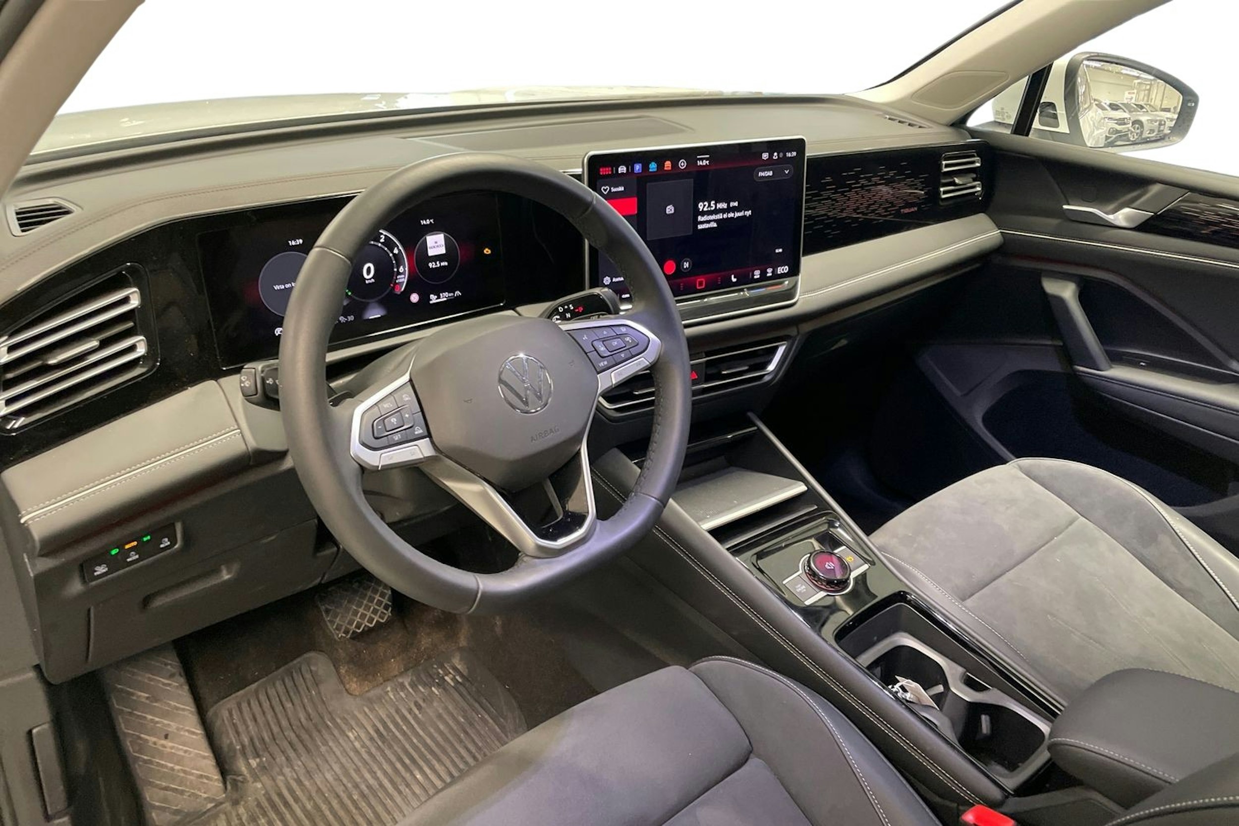 valkoinen Volkswagen Tiguan 2024 kuva 3.