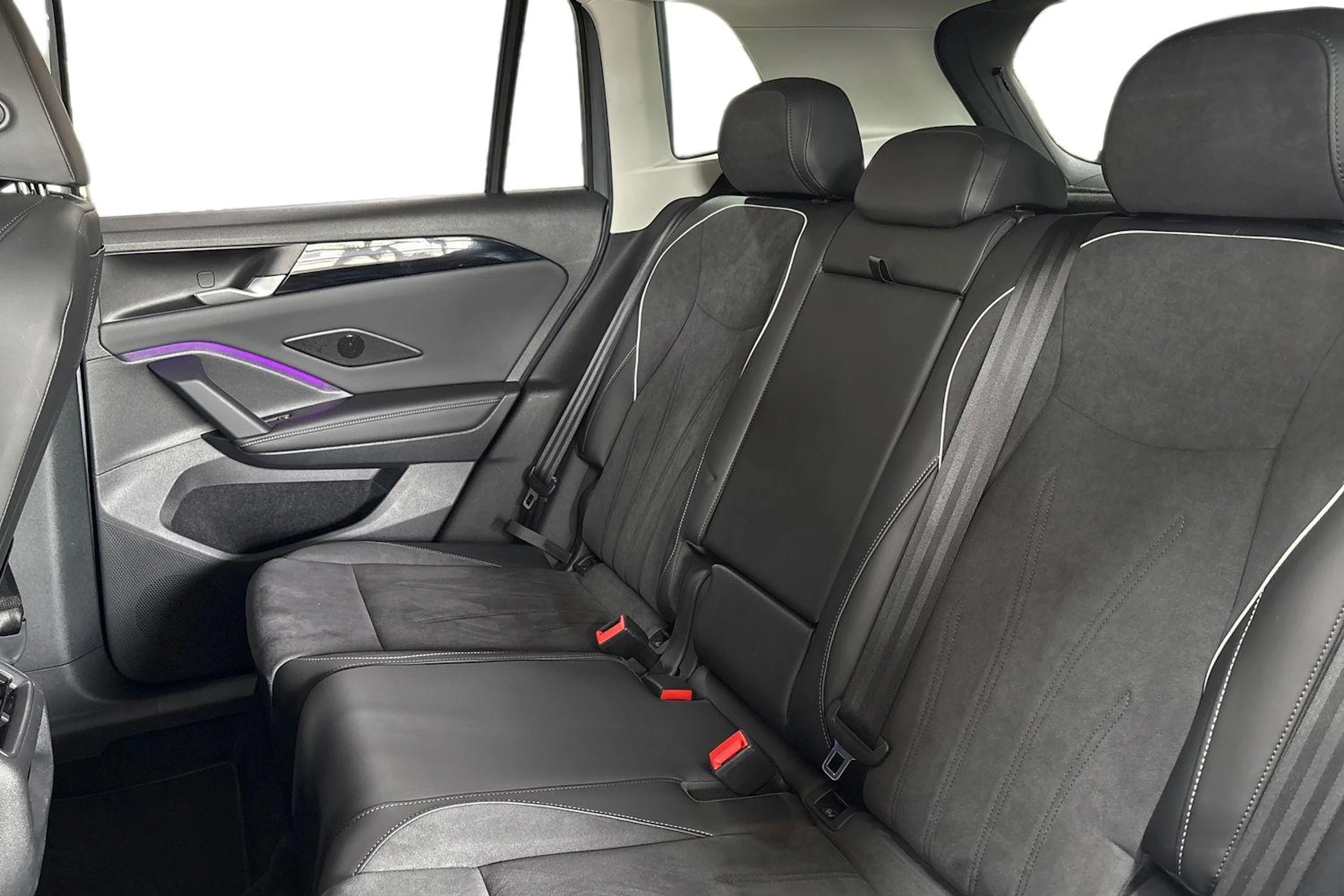 Harmaa Volkswagen Tiguan 2024 kuva 8.