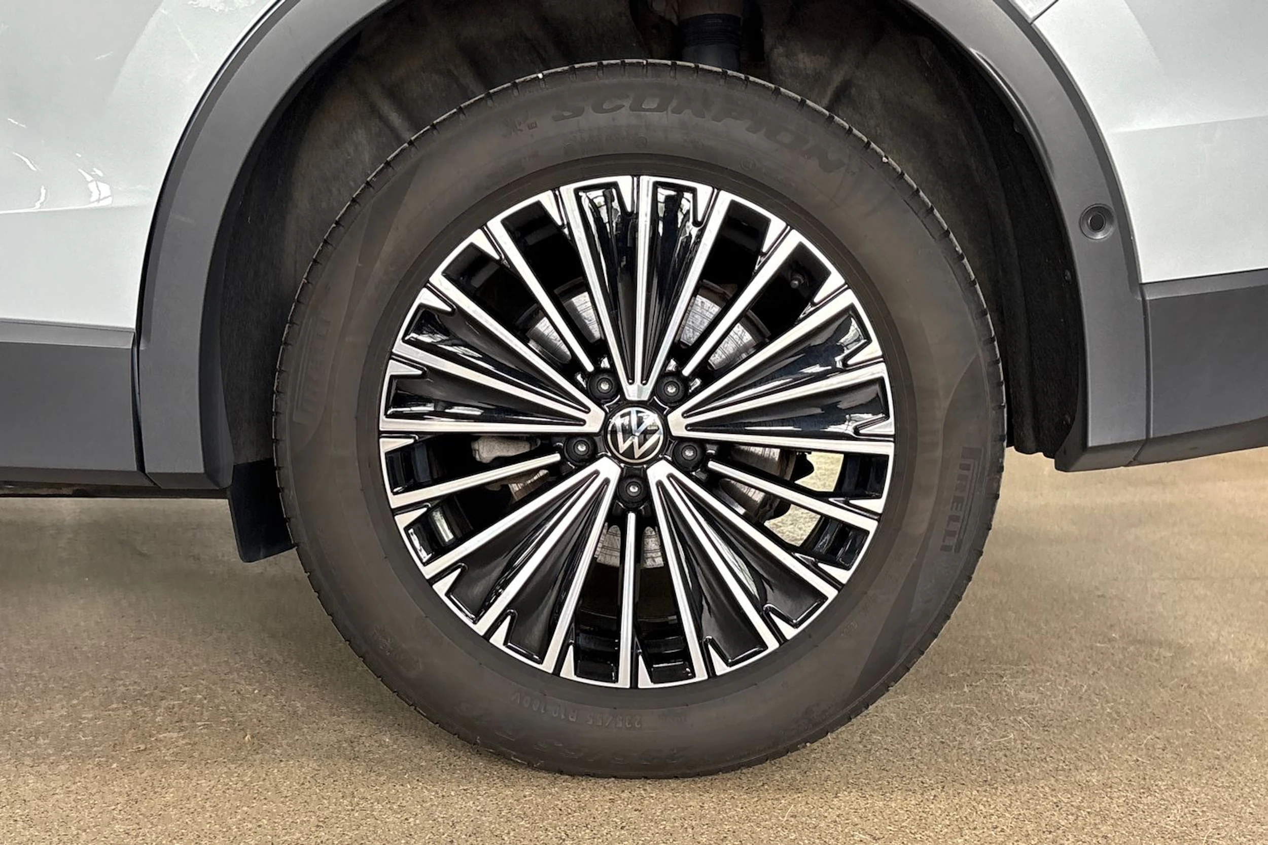Harmaa Volkswagen Tiguan 2024 kuva 10.