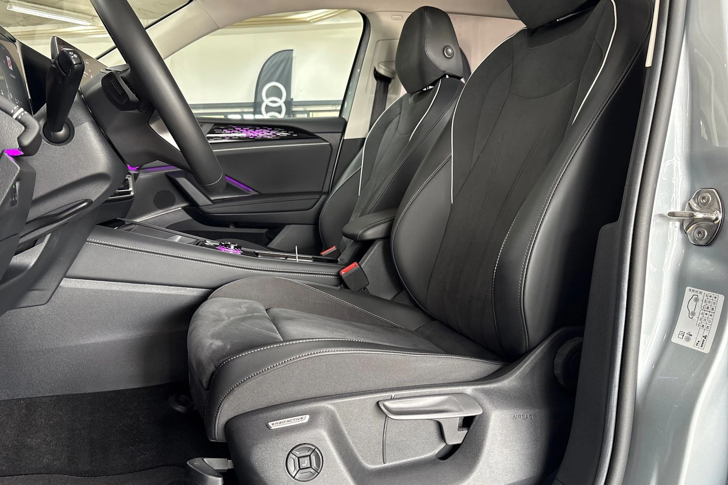 Harmaa Volkswagen Tiguan 2024 kuva 11.