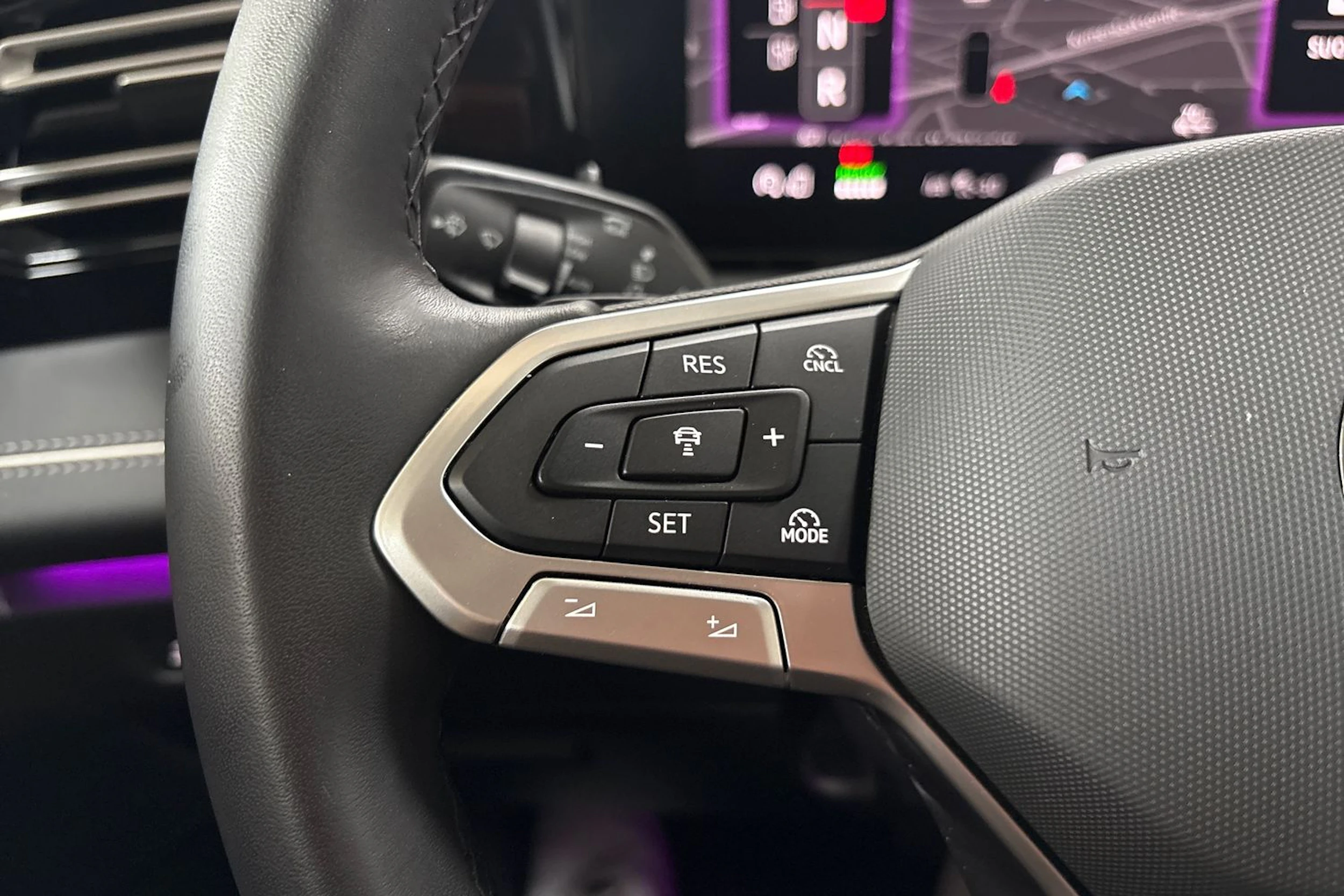 Harmaa Volkswagen Tiguan 2024 kuva 14.