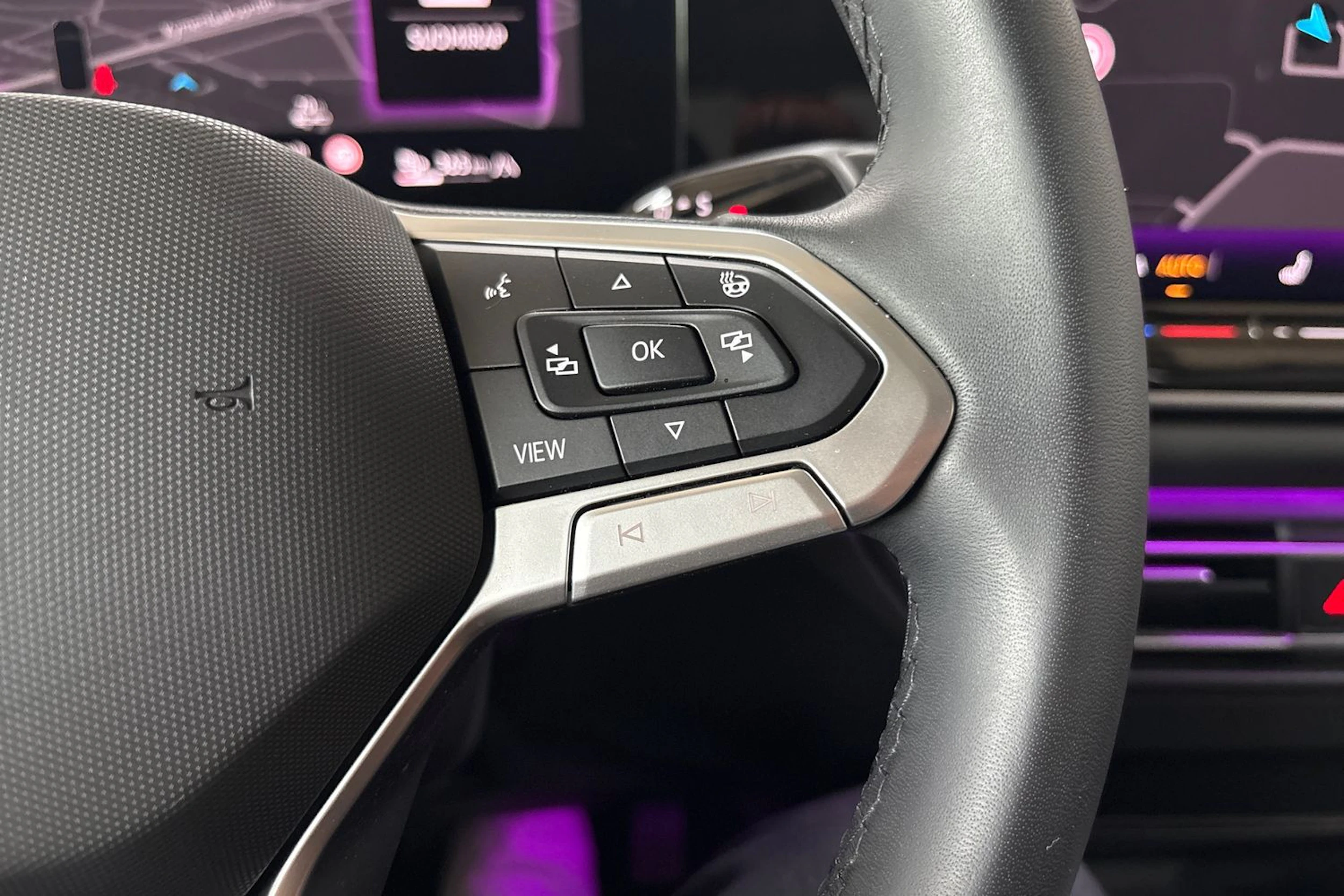 Harmaa Volkswagen Tiguan 2024 kuva 15.