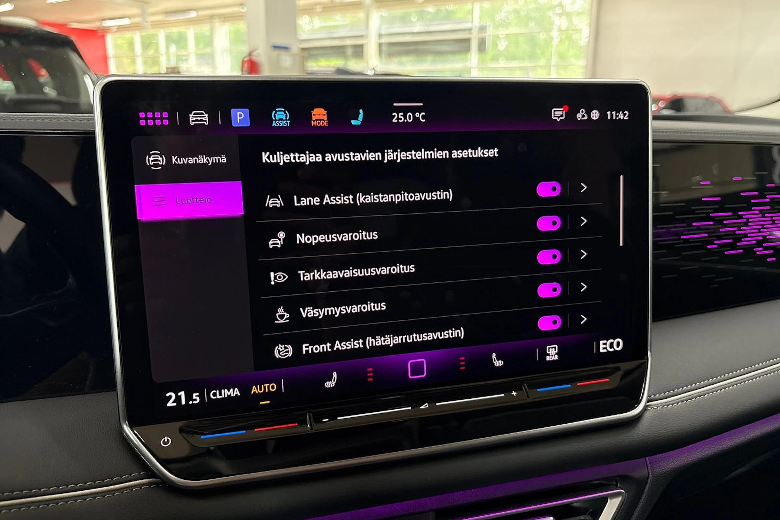 Harmaa Volkswagen Tiguan 2024 kuva 20.
