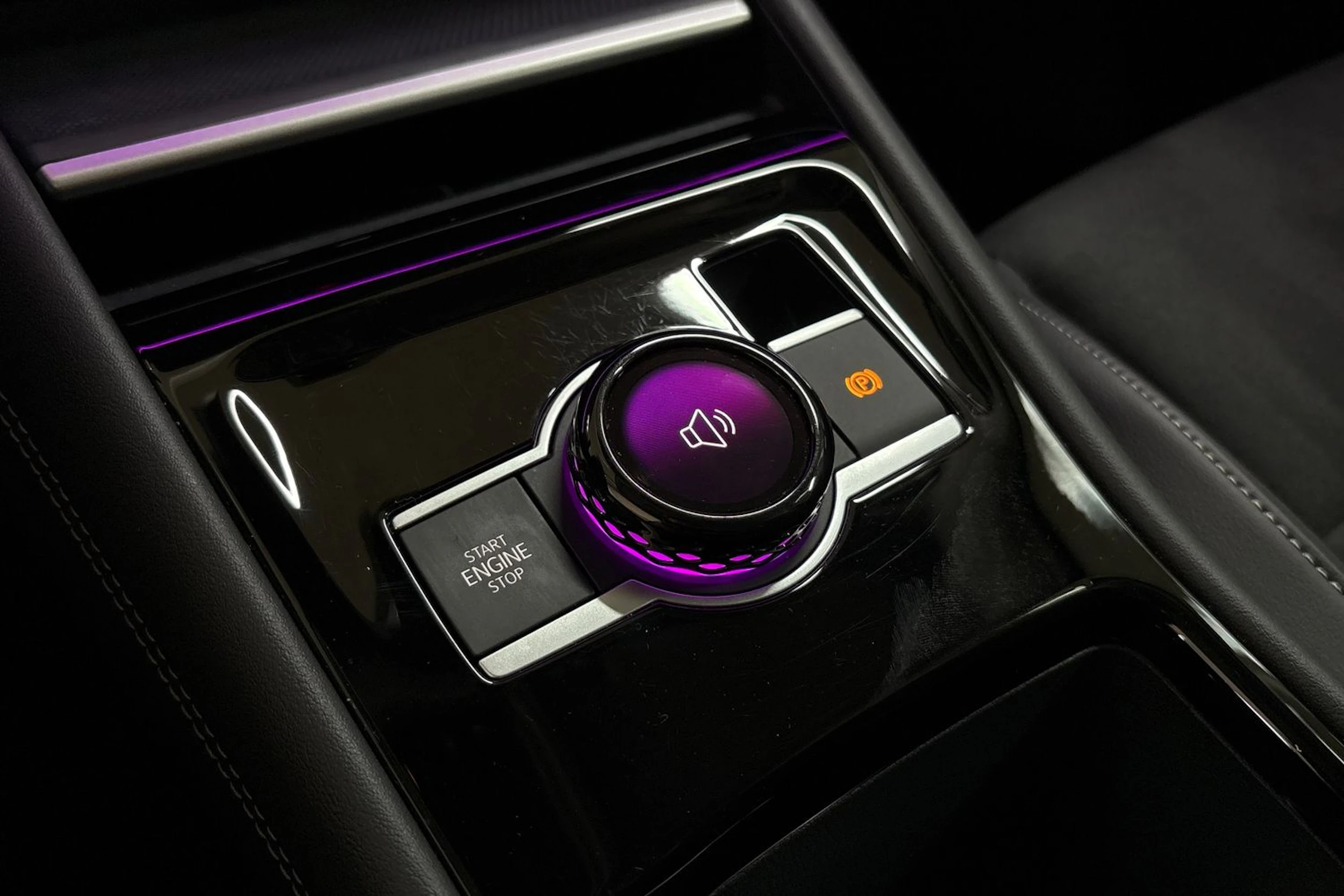 Harmaa Volkswagen Tiguan 2024 kuva 22.