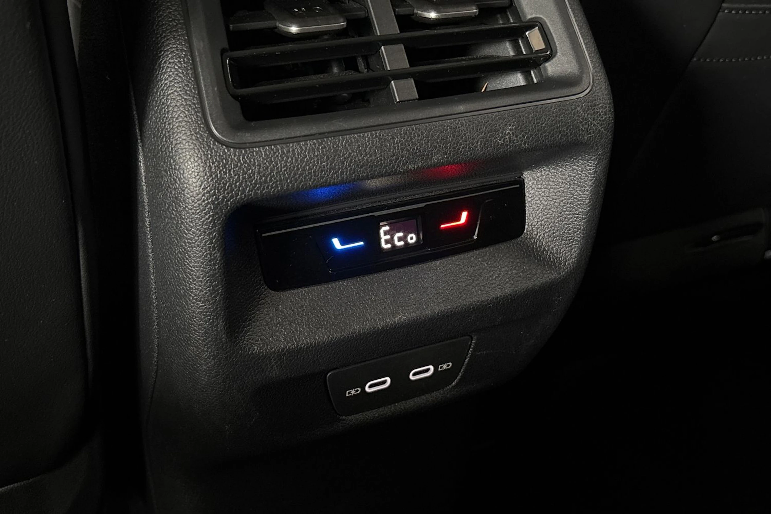 Harmaa Volkswagen Tiguan 2024 kuva 26.